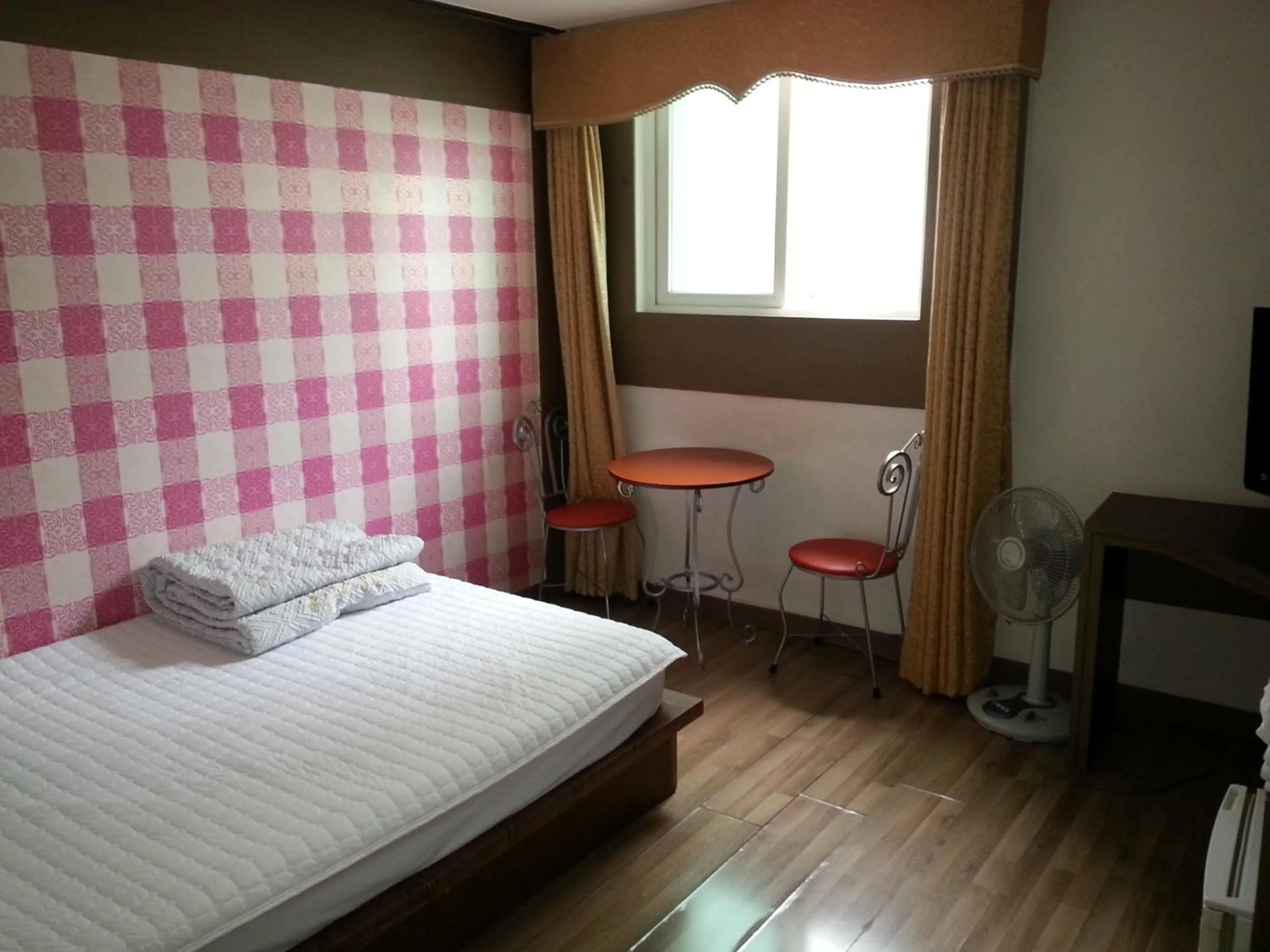 Photo of the whole room, Bed in Egg Motel