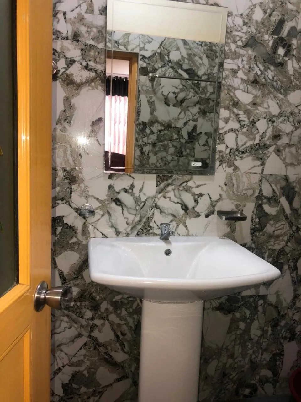 Bathroom in Senanayaka Holiday Inn