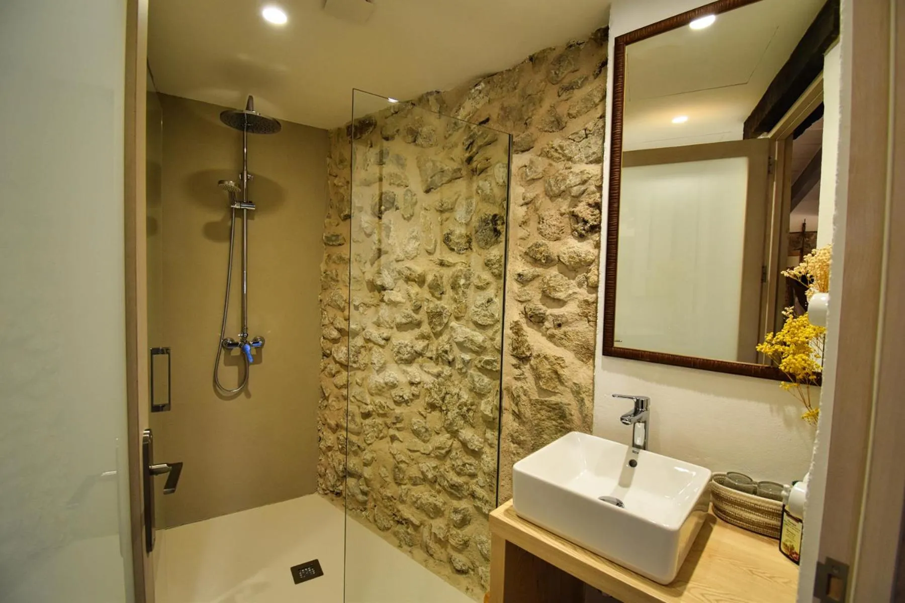 Shower in Calvario Plaza Hotel