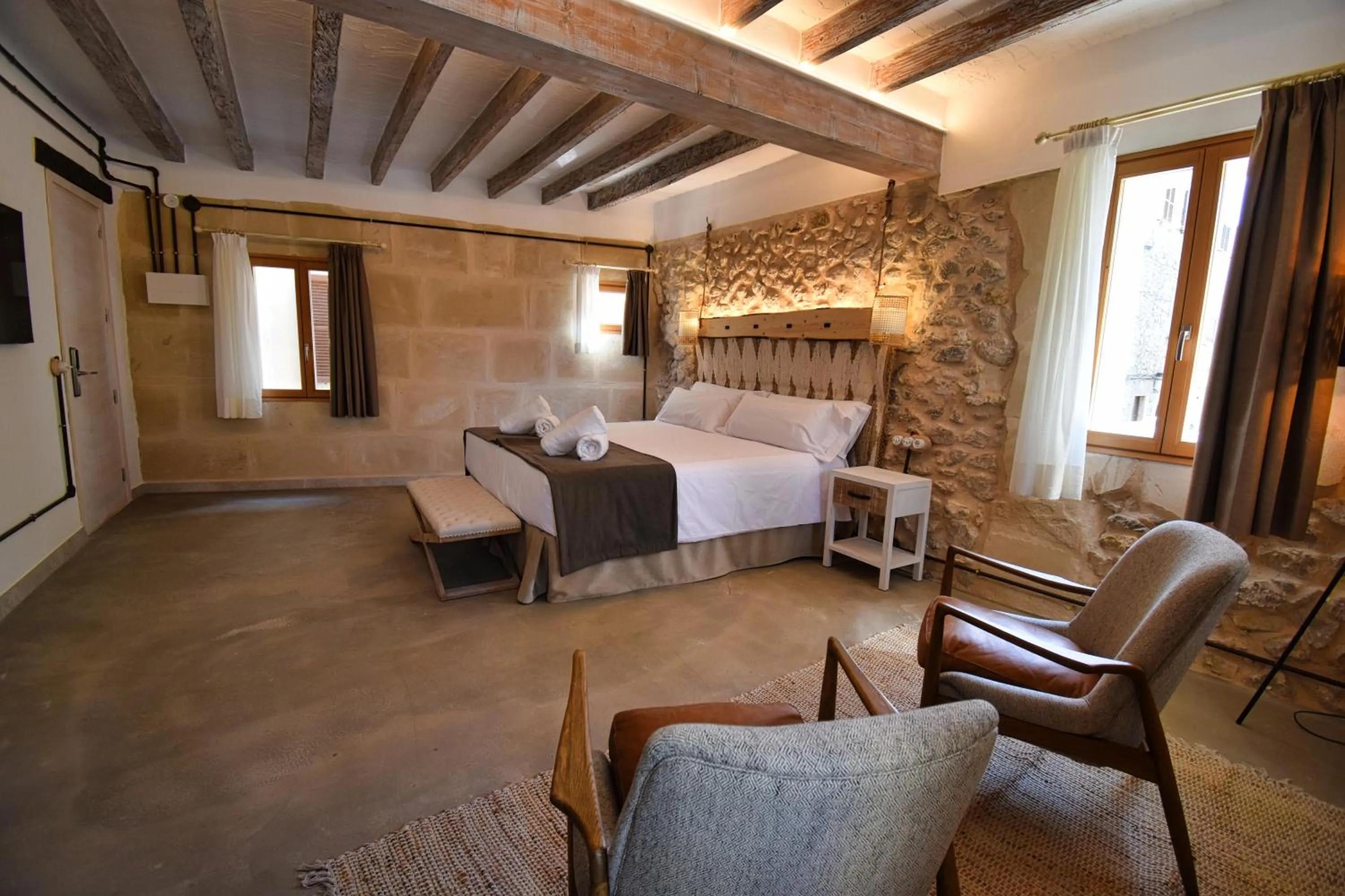 Photo of the whole room, Bed in Calvario Plaza Hotel