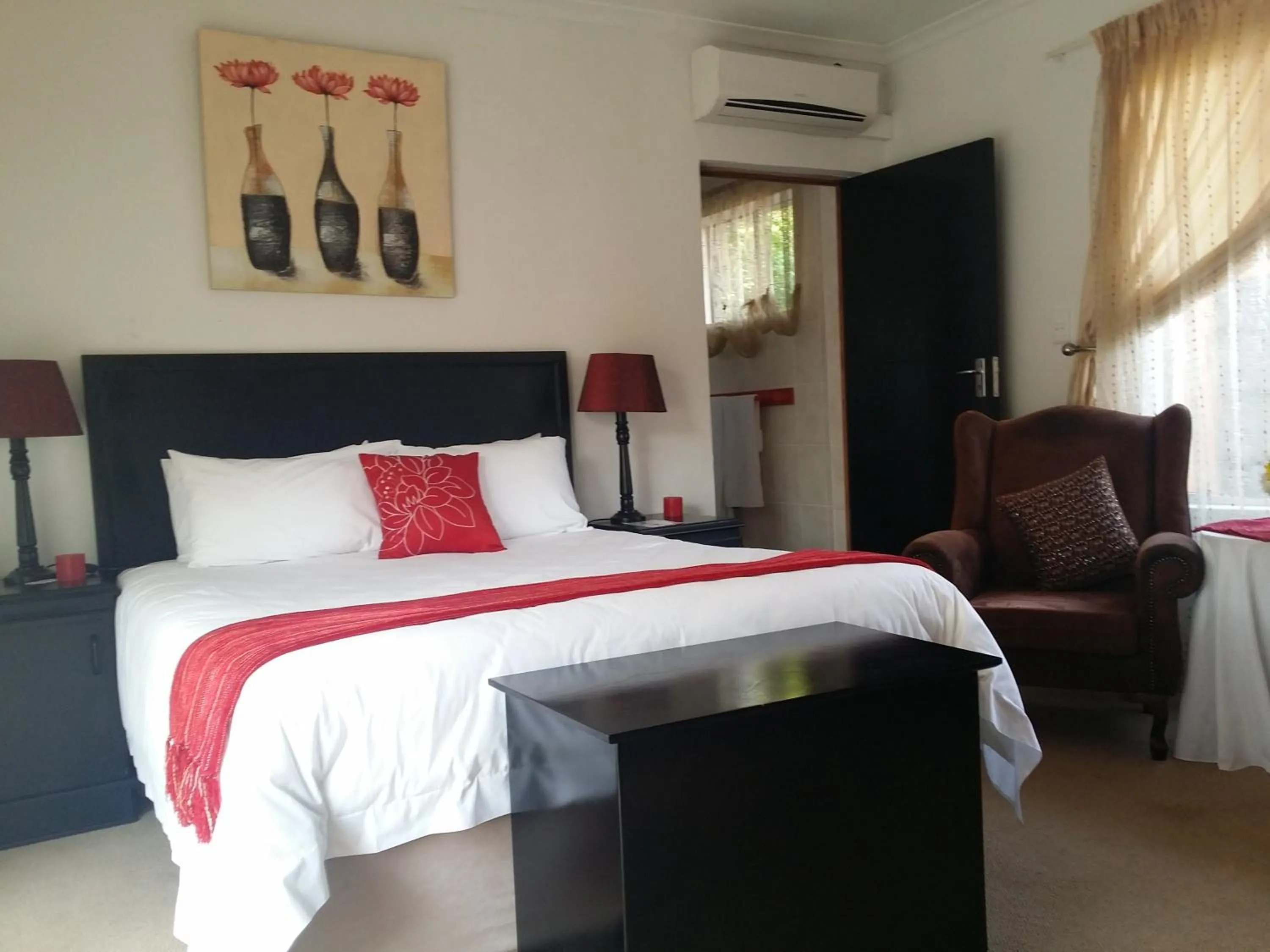 Photo of the whole room, Bed in Alicia's B&B