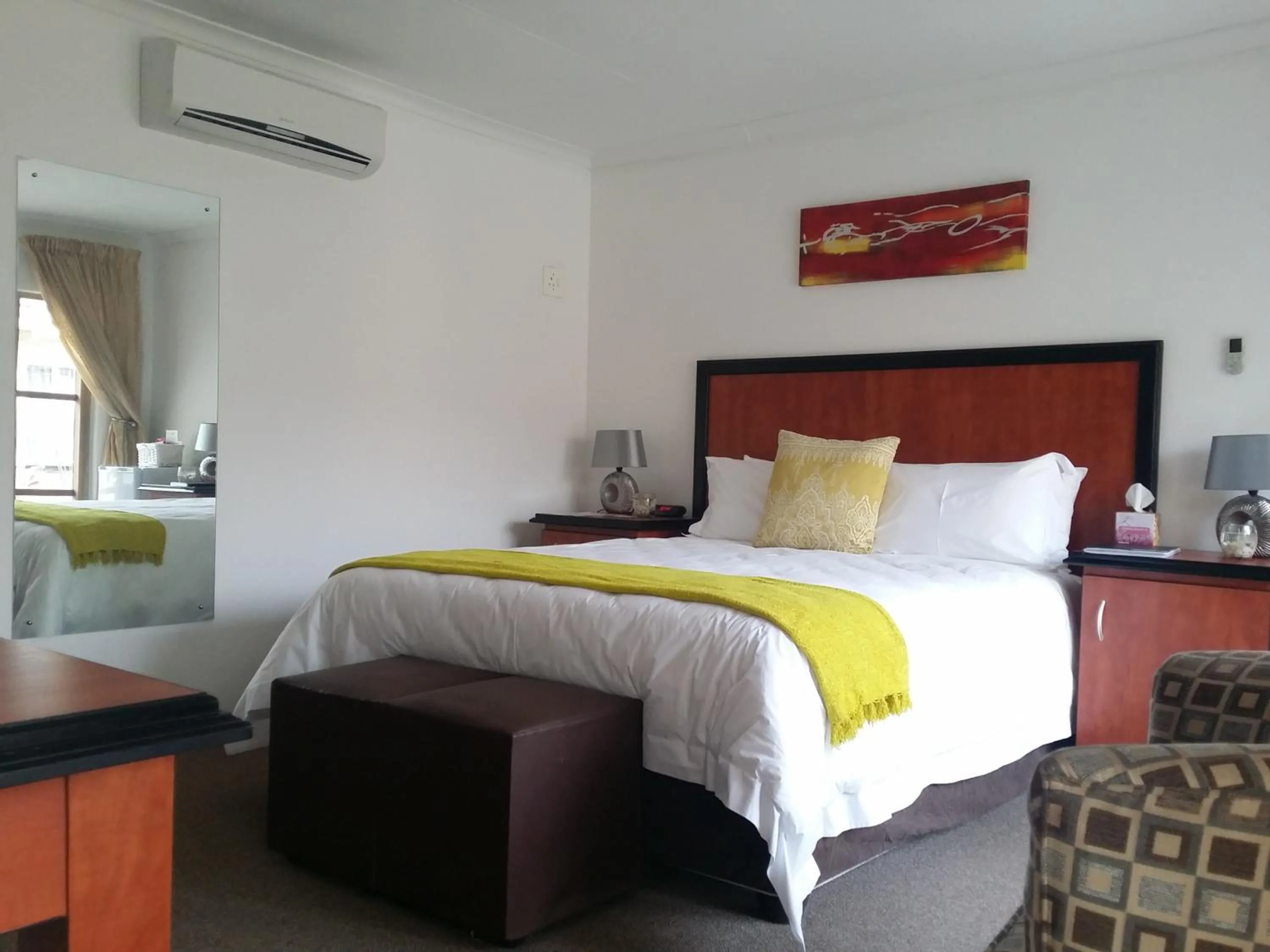 Photo of the whole room, Bed in Alicia's B&B