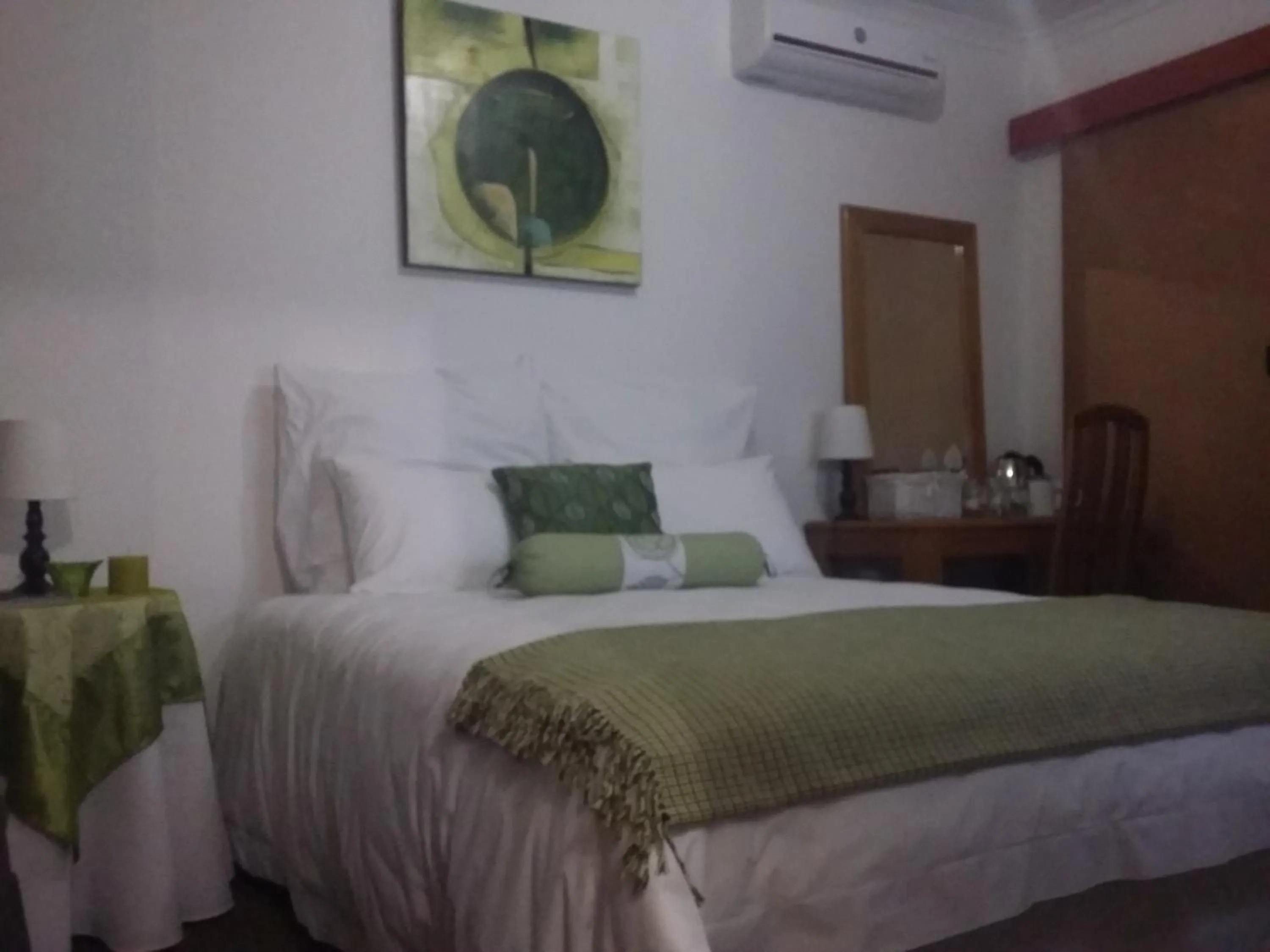 Photo of the whole room, Bed in Alicia's B&B