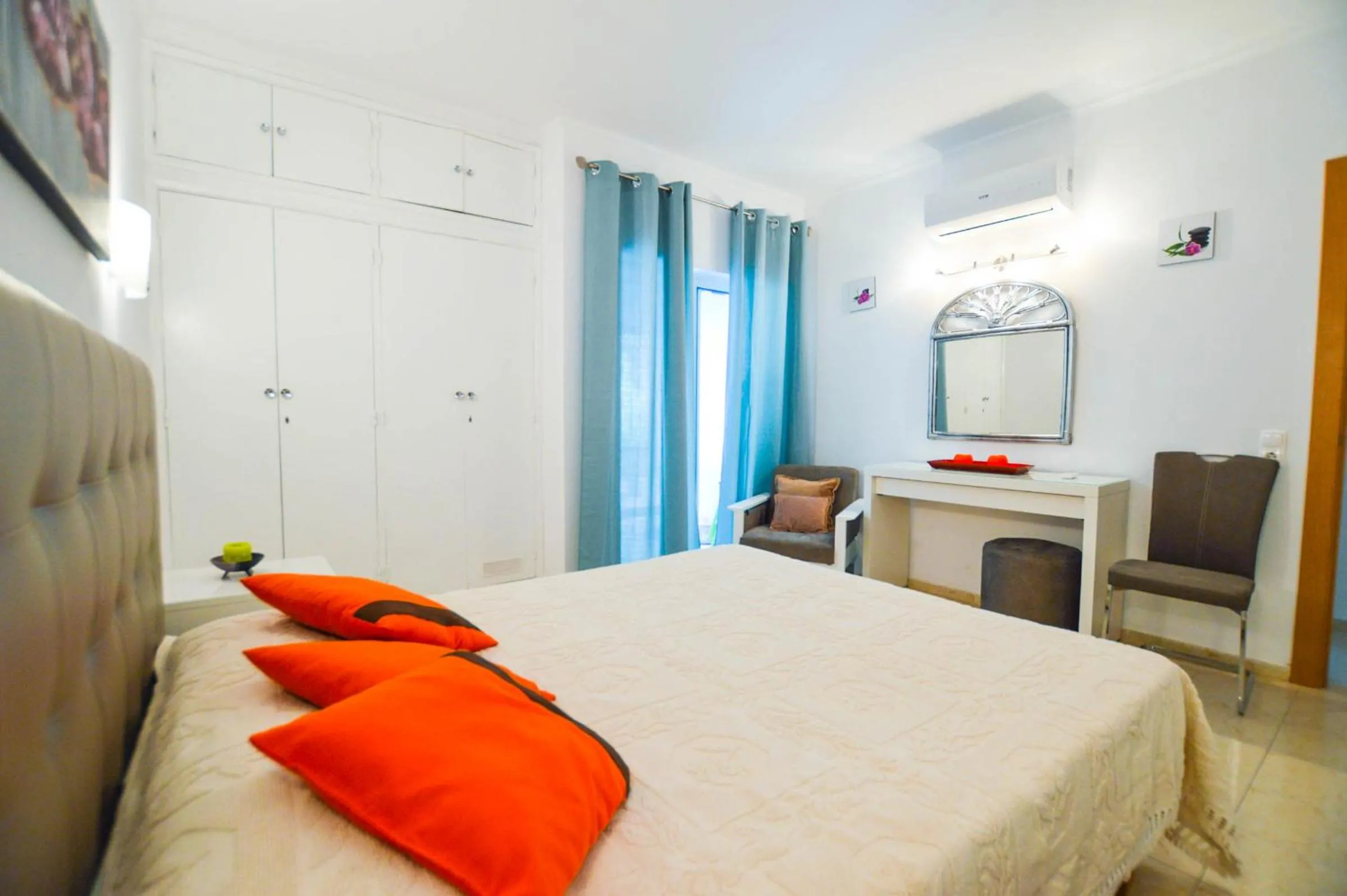 Bedroom, Bed in Algarpraia