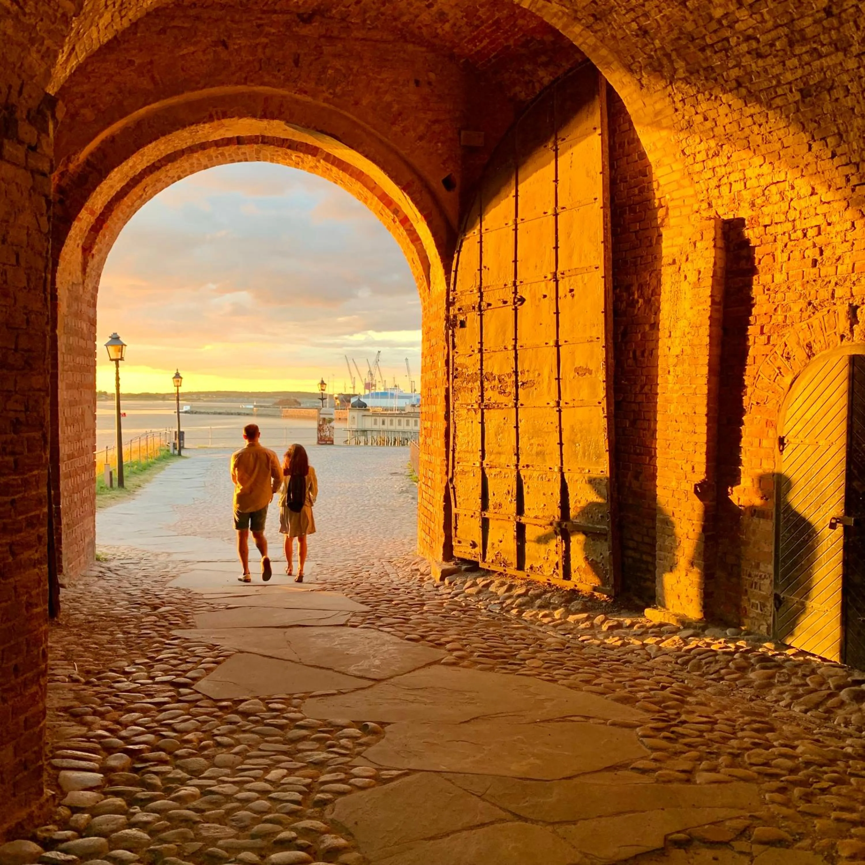 People in Fästningens