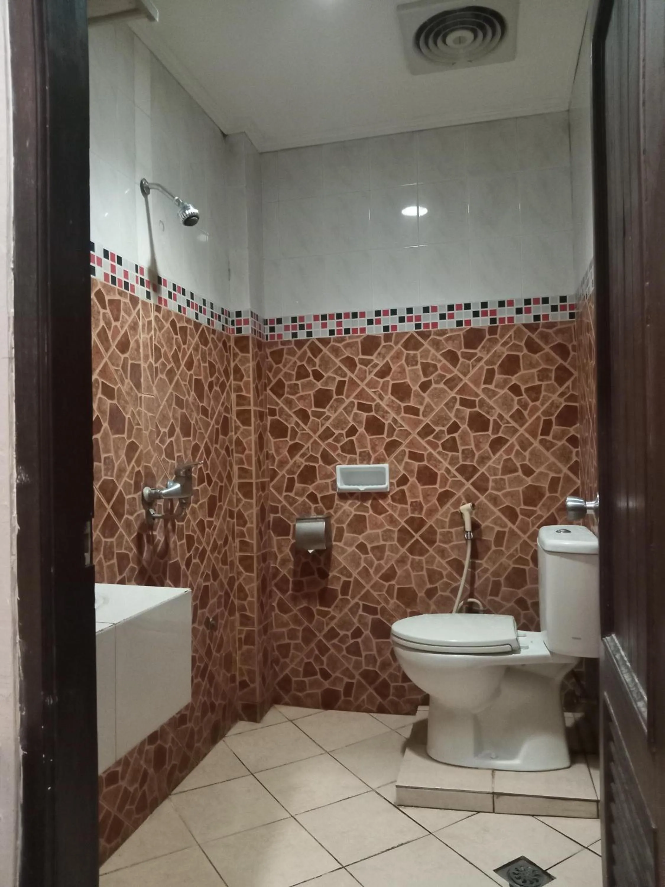 Shower in Violand Garden Hotel Samarinda