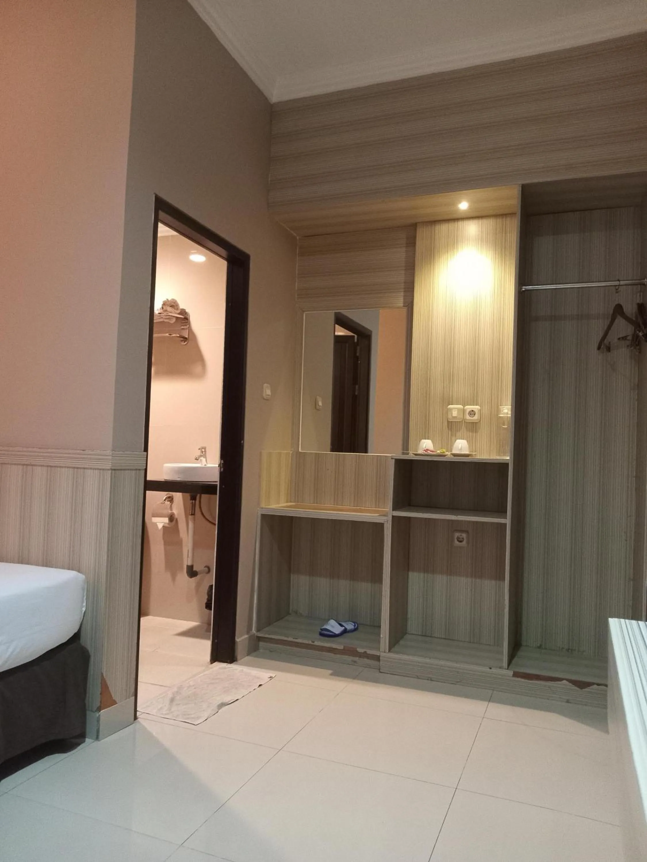 Shower in Violand Garden Hotel Samarinda