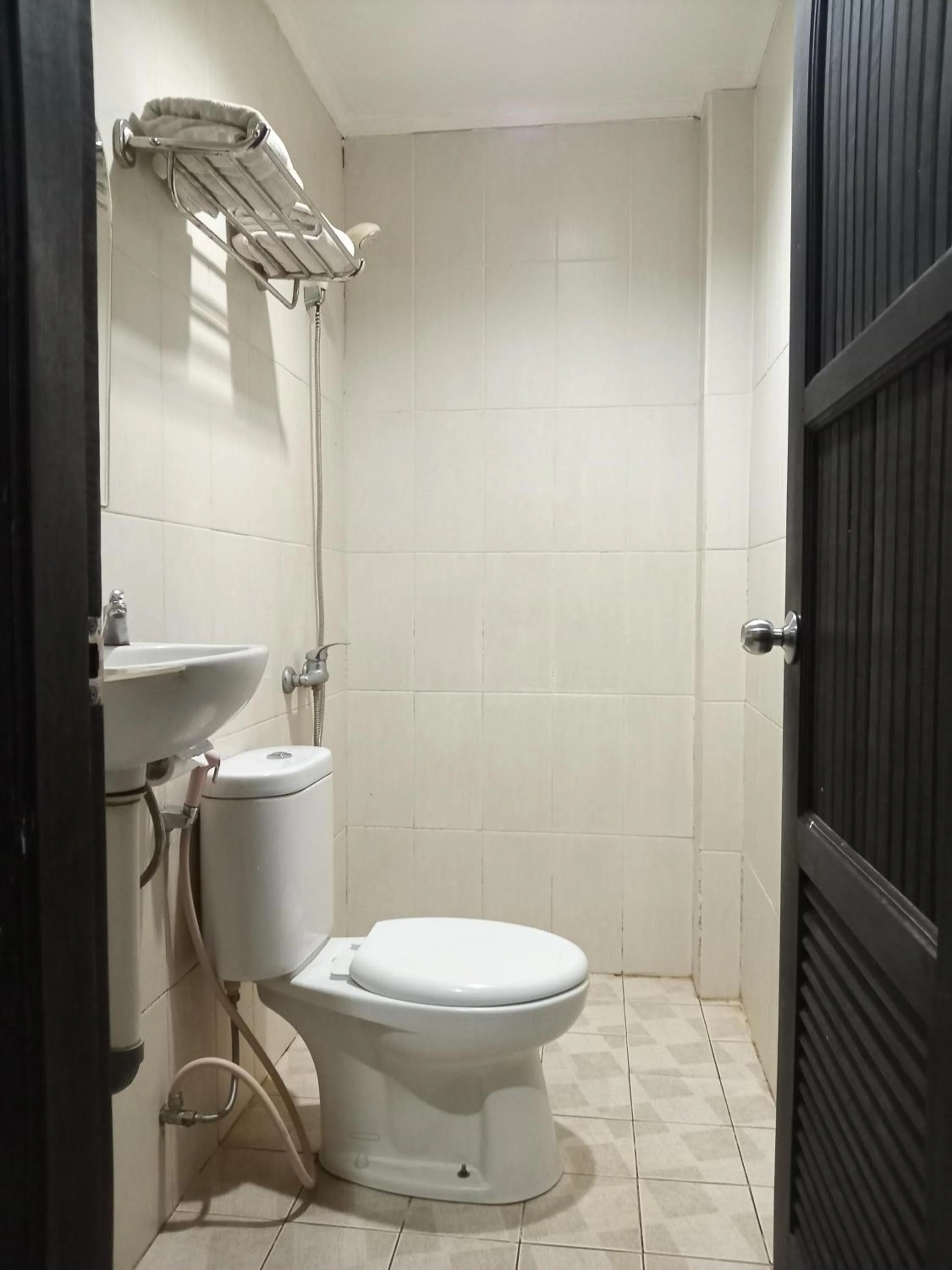 Shower in Violand Garden Hotel Samarinda