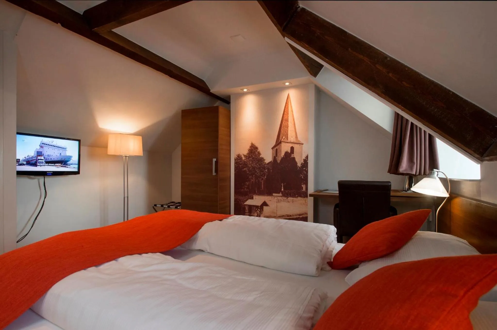 TV and multimedia, Bed in Hotel Bergrust