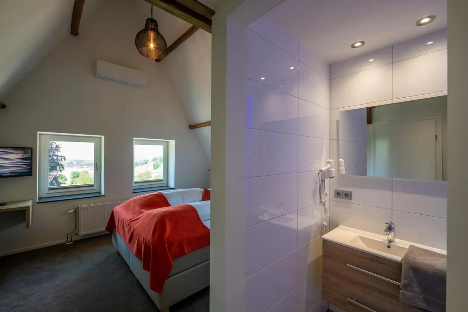 Bathroom, Bed in Hotel Bergrust