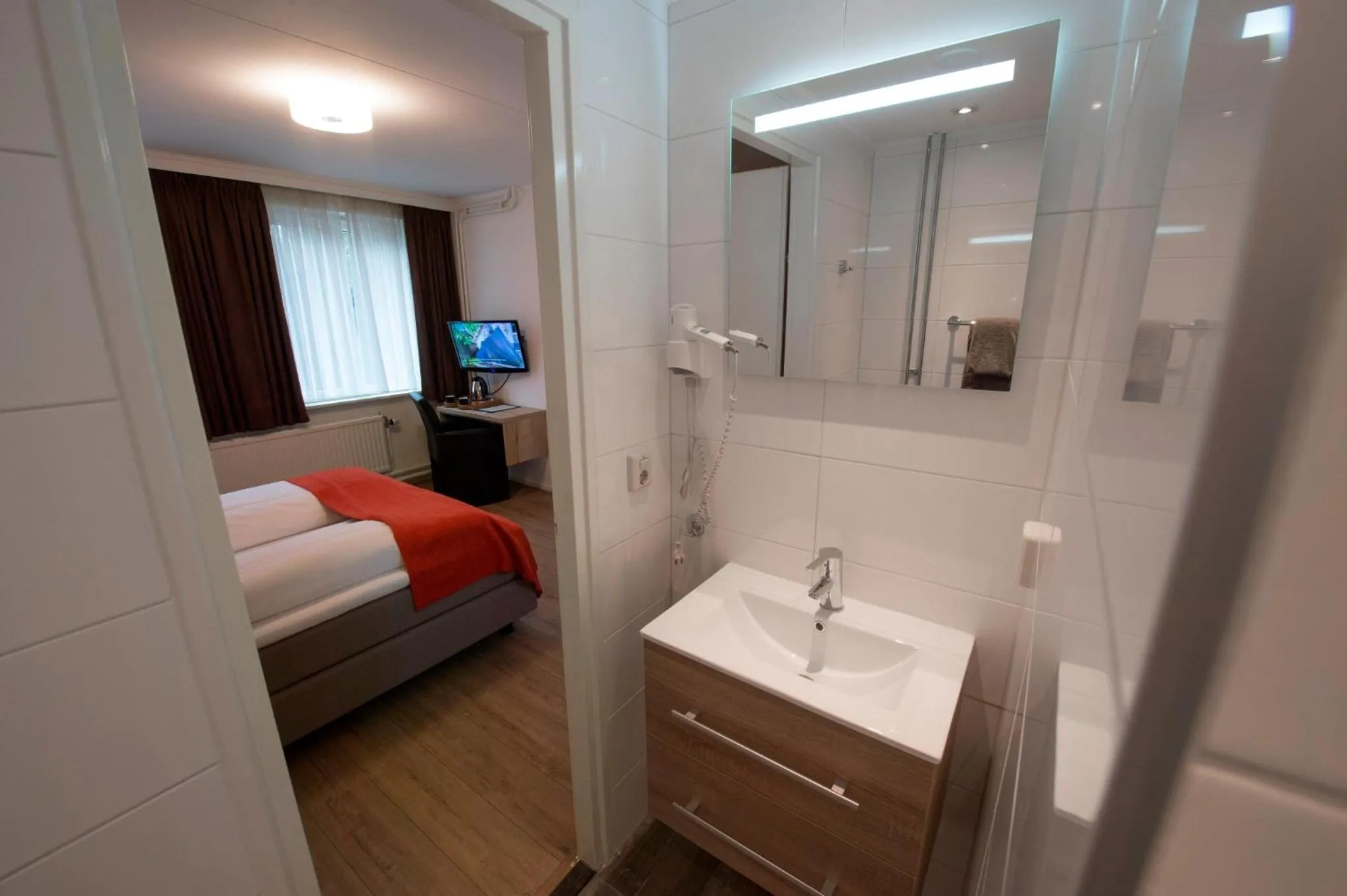 Bathroom, Bed in Hotel Bergrust