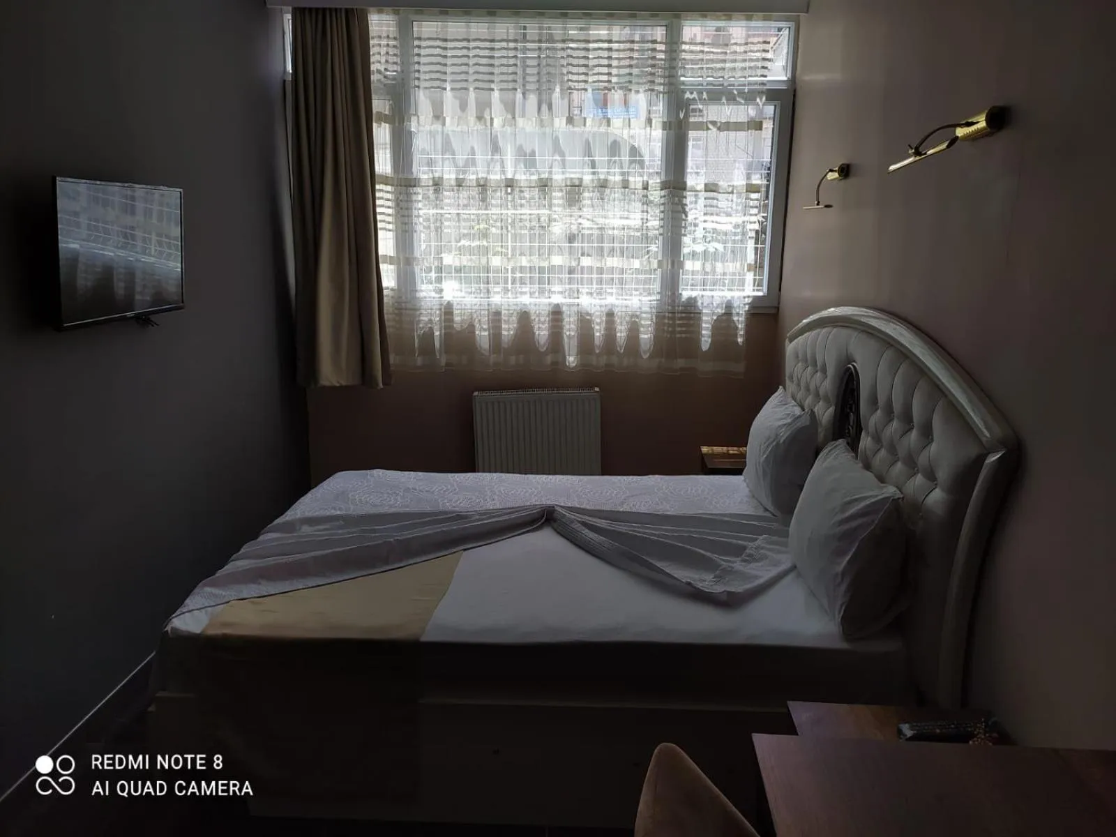 Bed in Center Room Otel