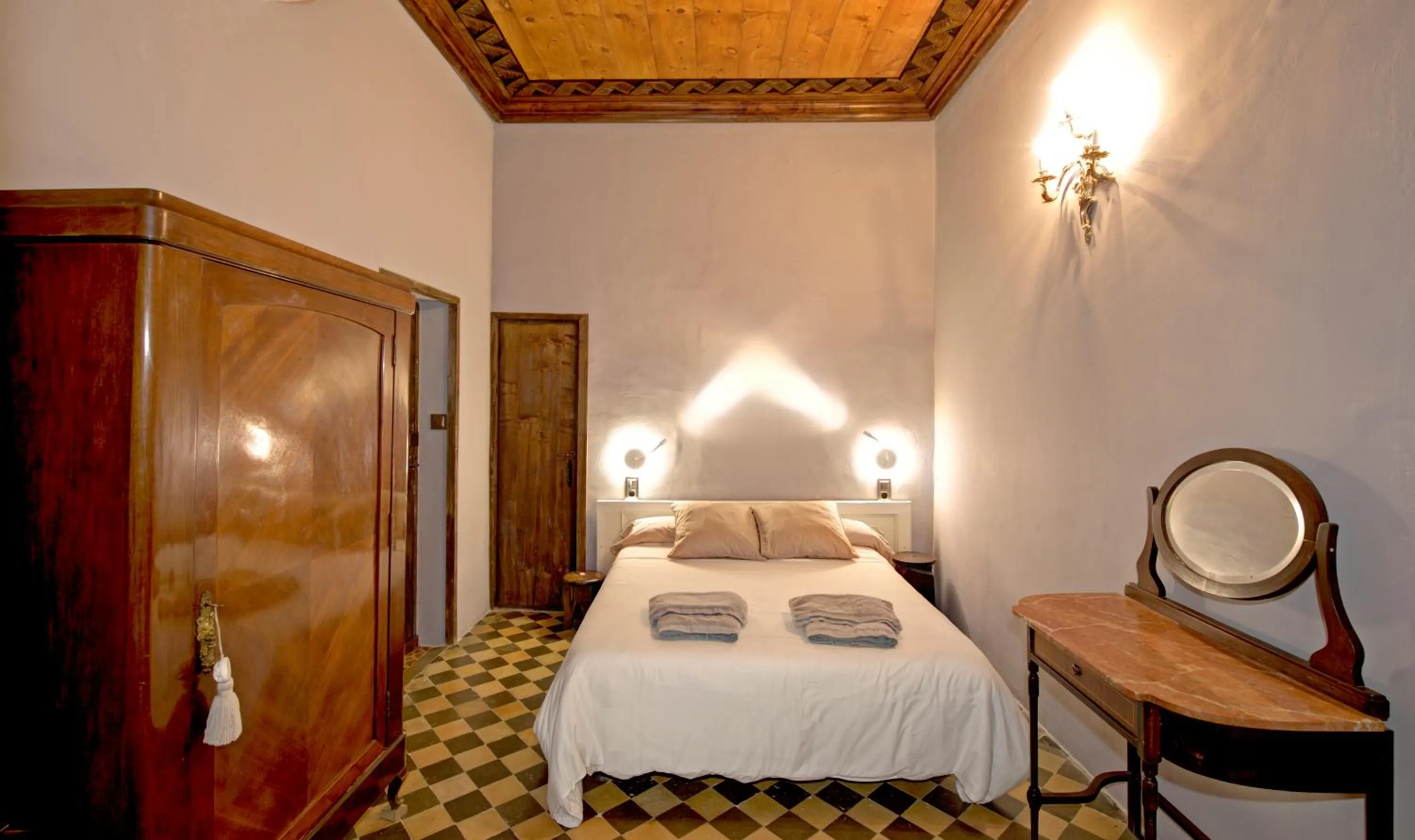 Photo of the whole room, Bed in Lo Palauet de la Muralla