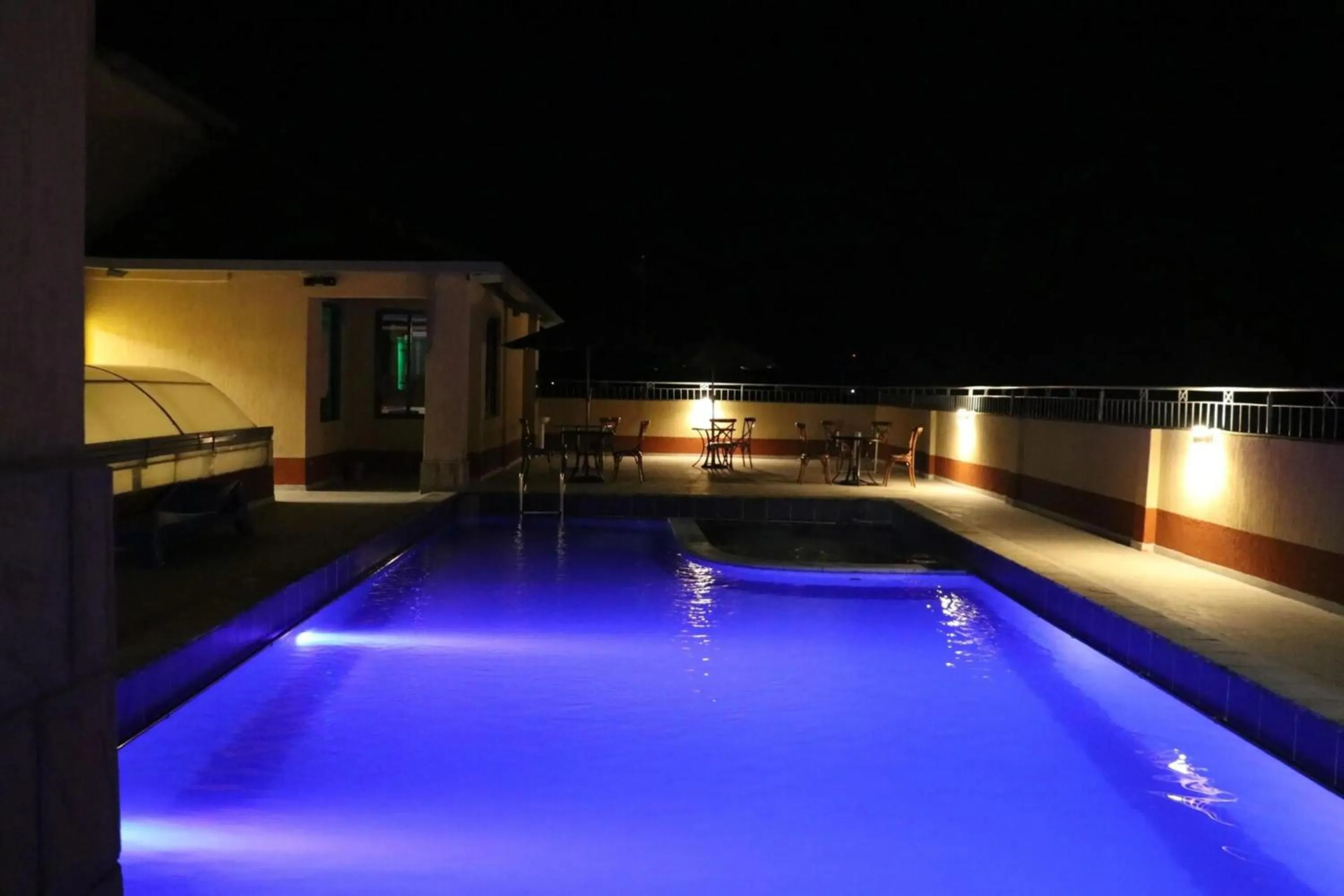 Swimming pool in Paleo Hotel and Spa, Thika