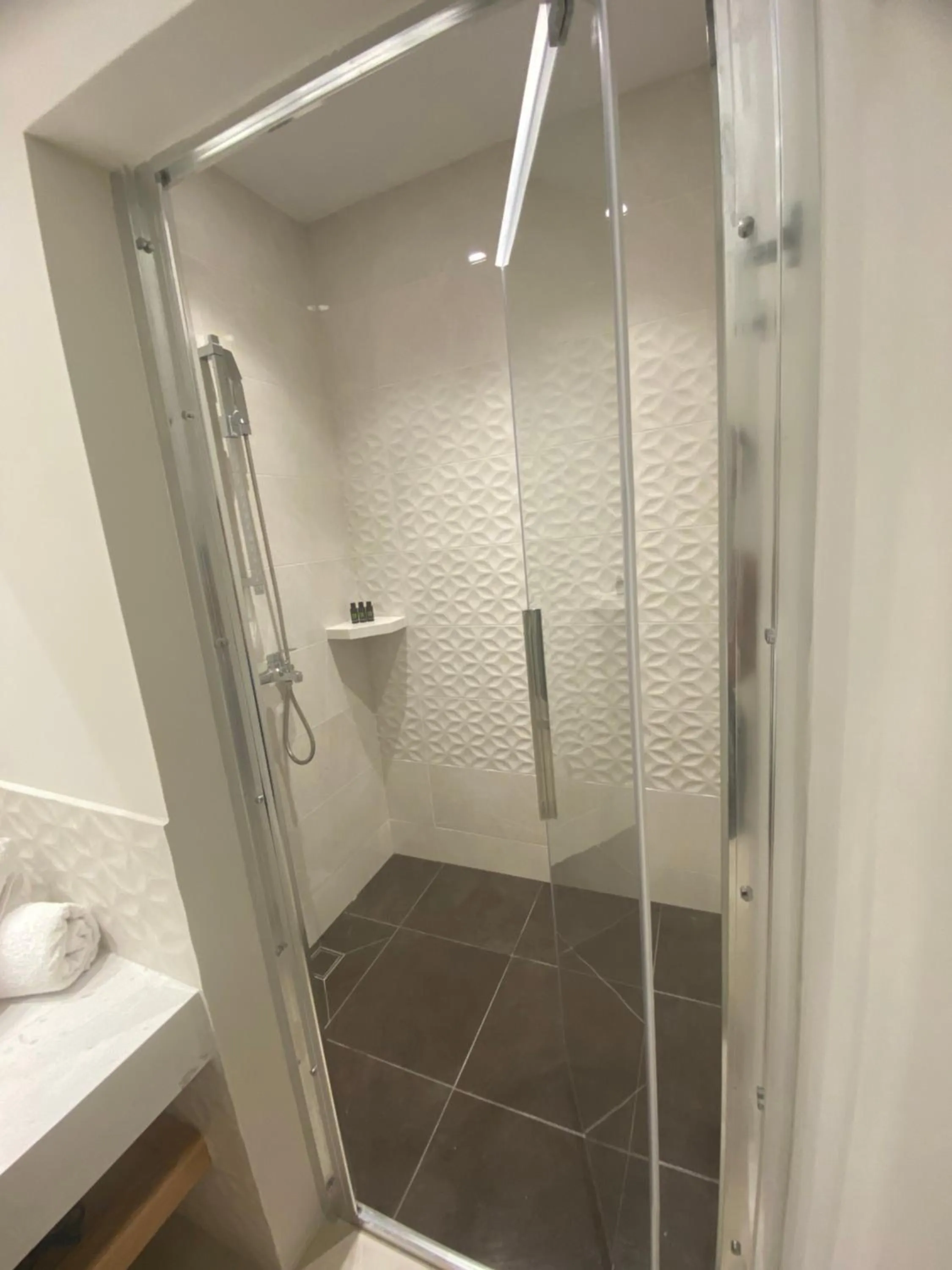 Elena Village Hotel & Suites