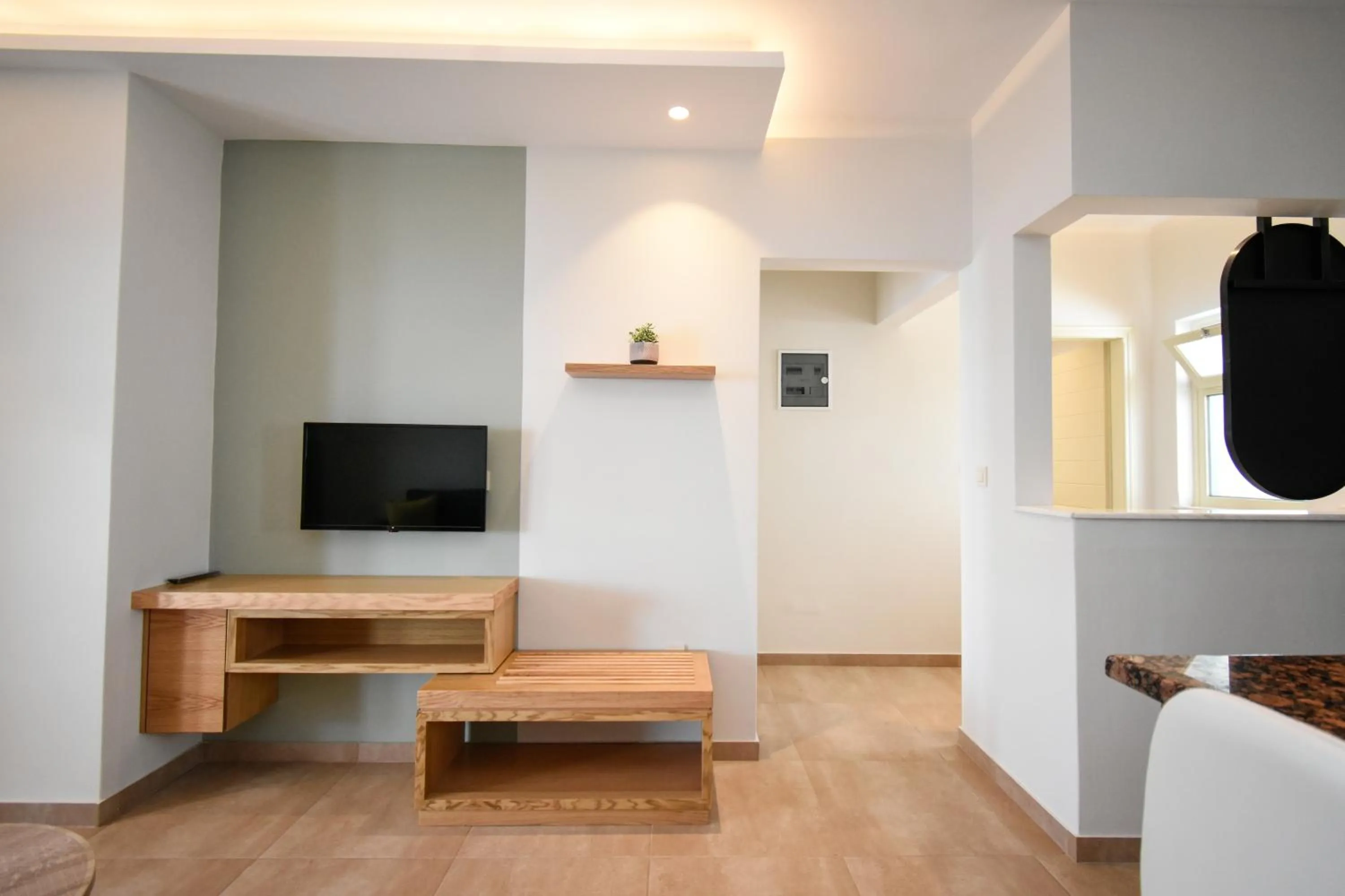 TV and multimedia in Elena Village Hotel & Suites