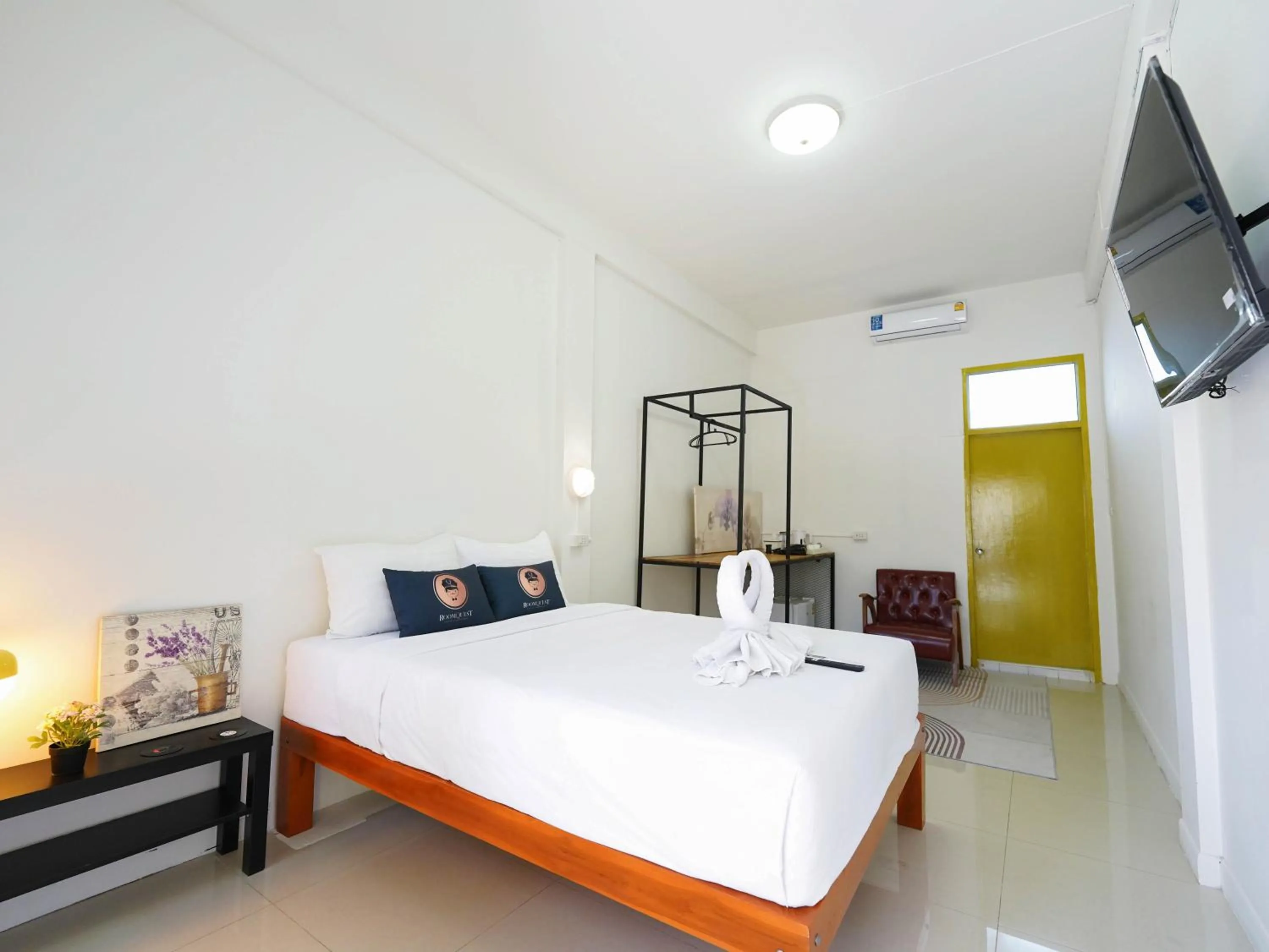 Photo of the whole room in RoomQuest Hotel Pratunam