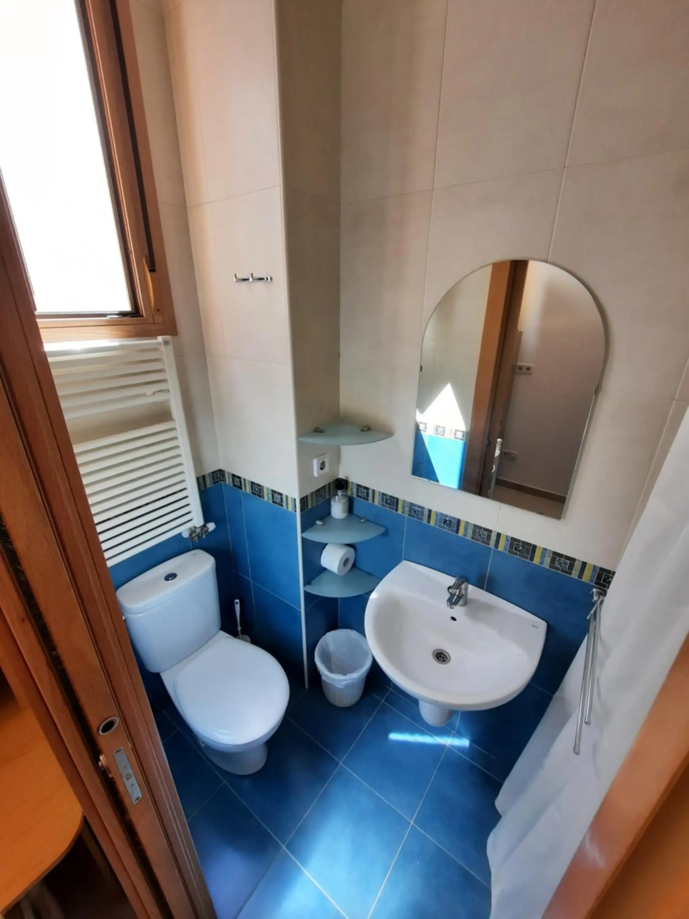 Twin Room with Private Bathroom in Albergue Albas EXCLUSIVO para Peregrinos Twin Room with Private Bathroom in Albergue Albas EXCLUSIVO para Peregrinos