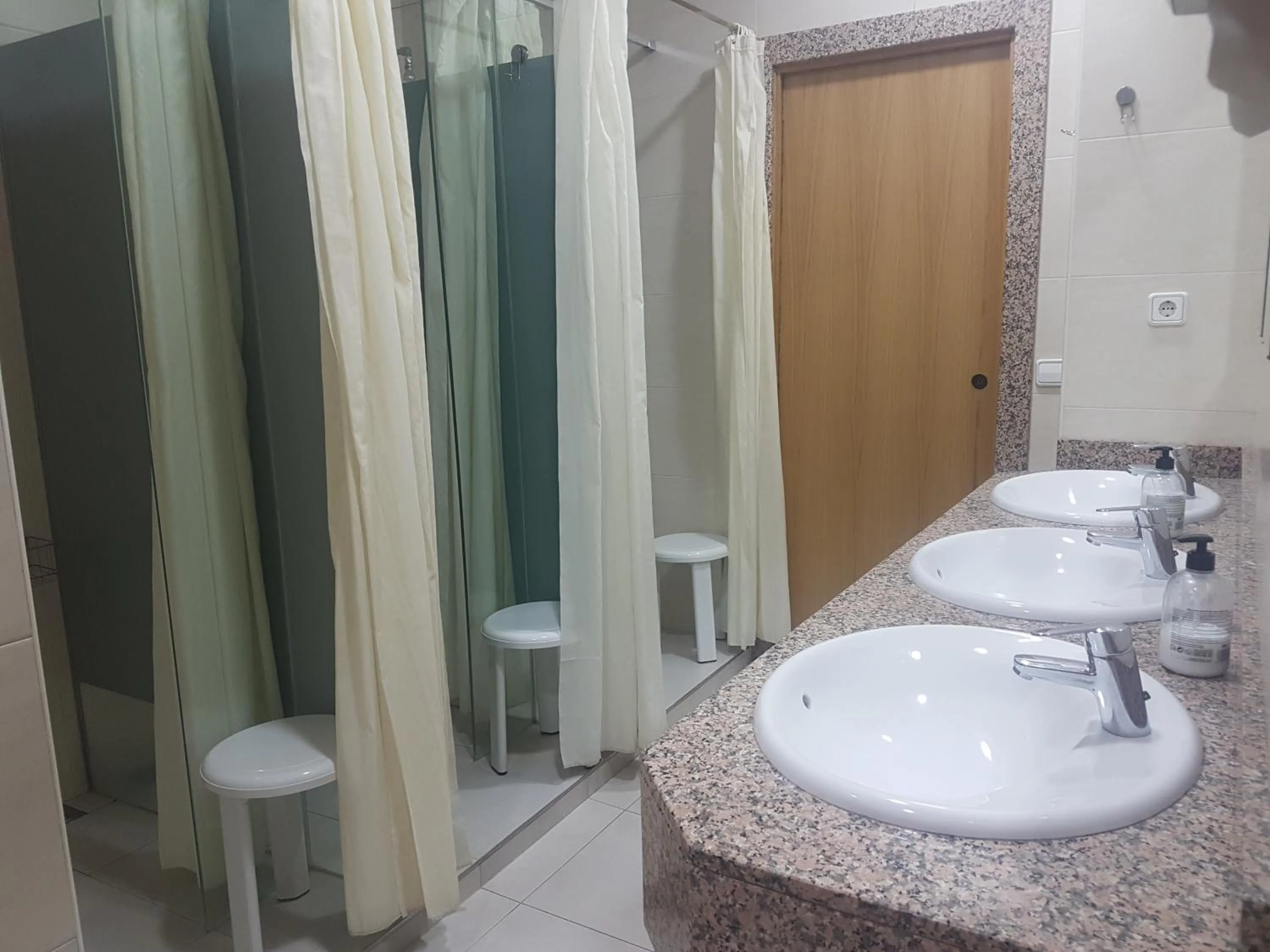 Shower in Albergue Albas EXCLUSIVO para Peregrinos