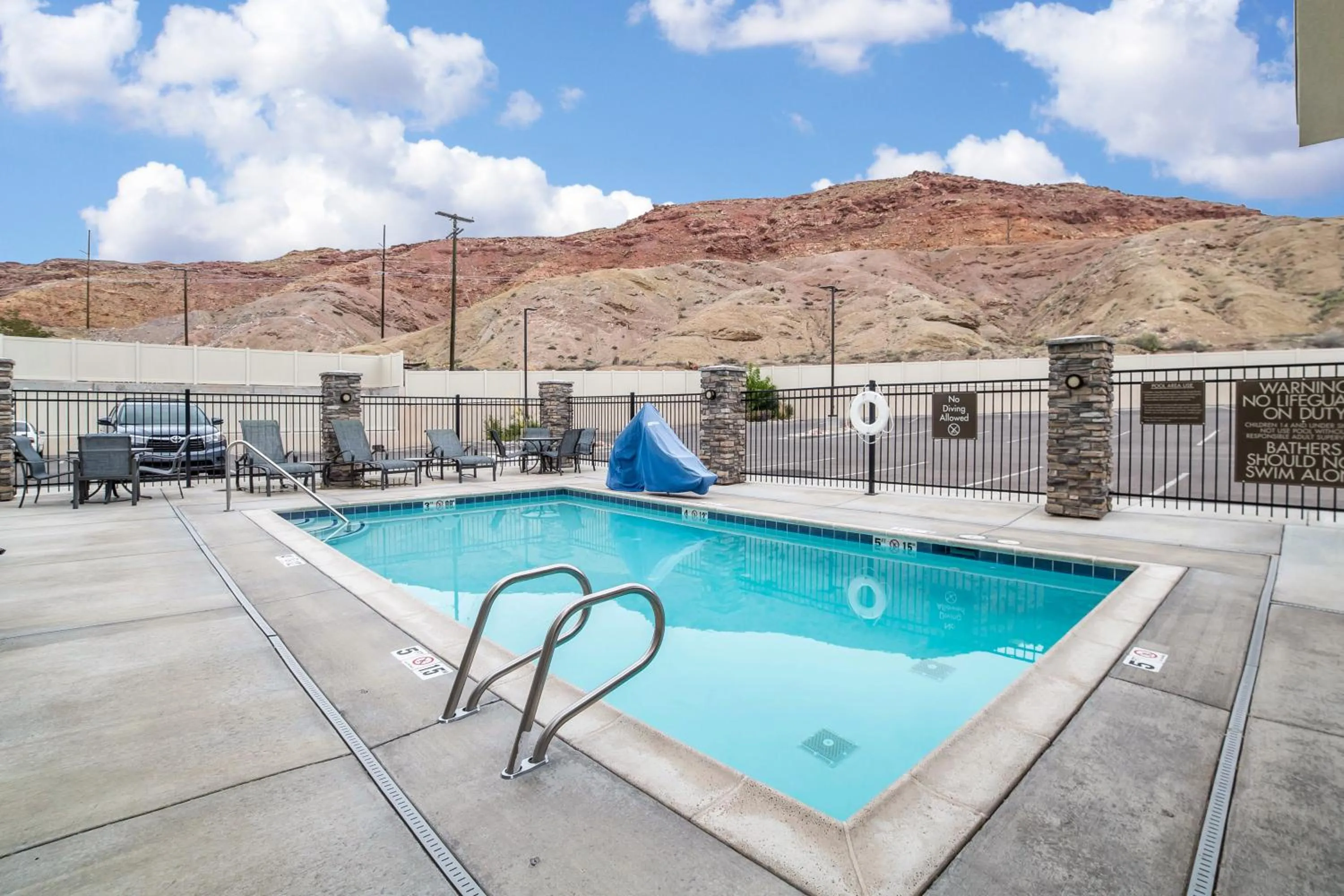 Swimming pool in Comfort Suites Moab near Arches National Park