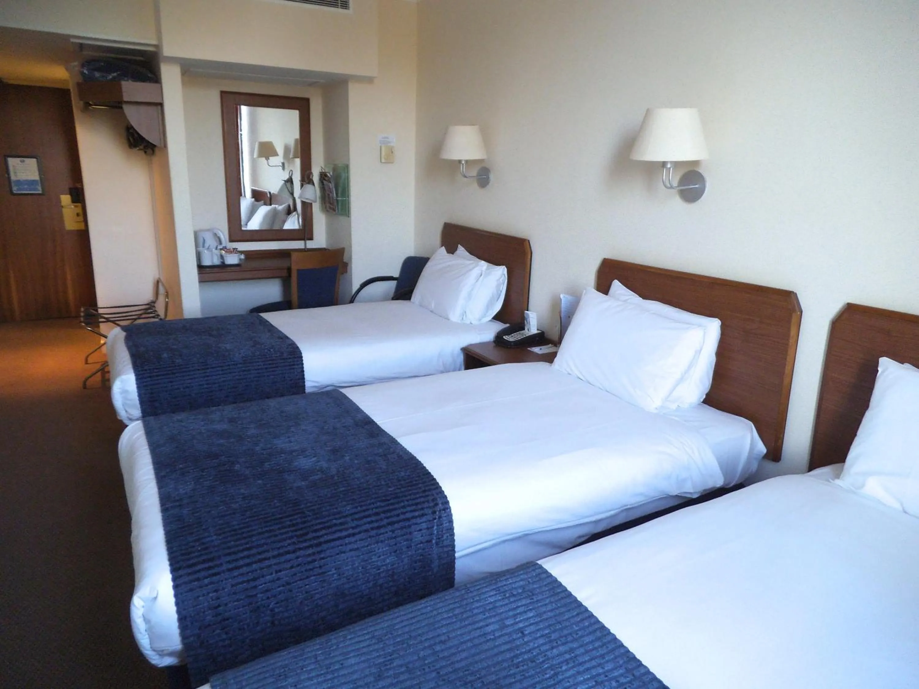 Photo of the whole room in Airport Inn Gatwick