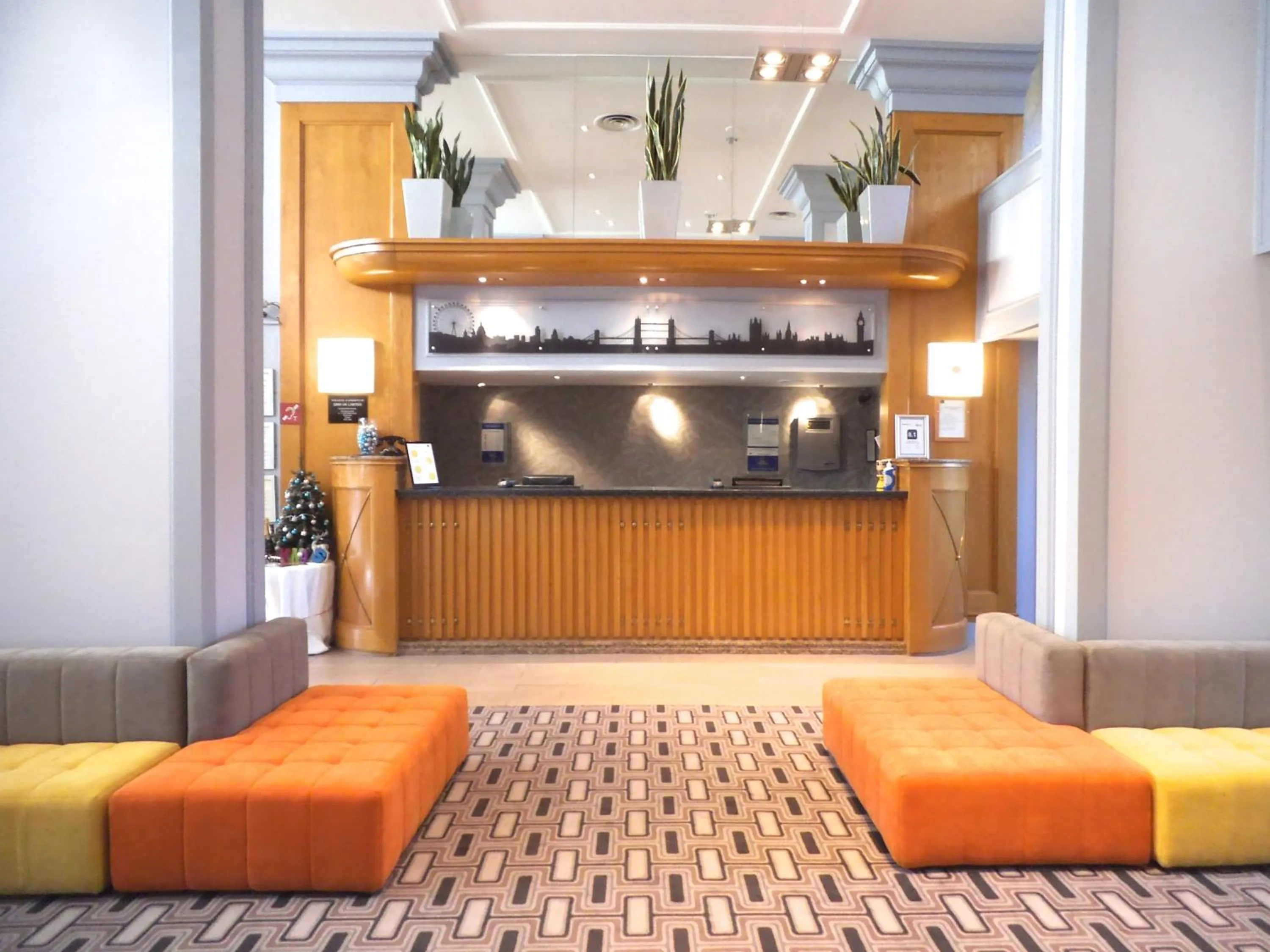 Lobby or reception in Airport Inn Gatwick