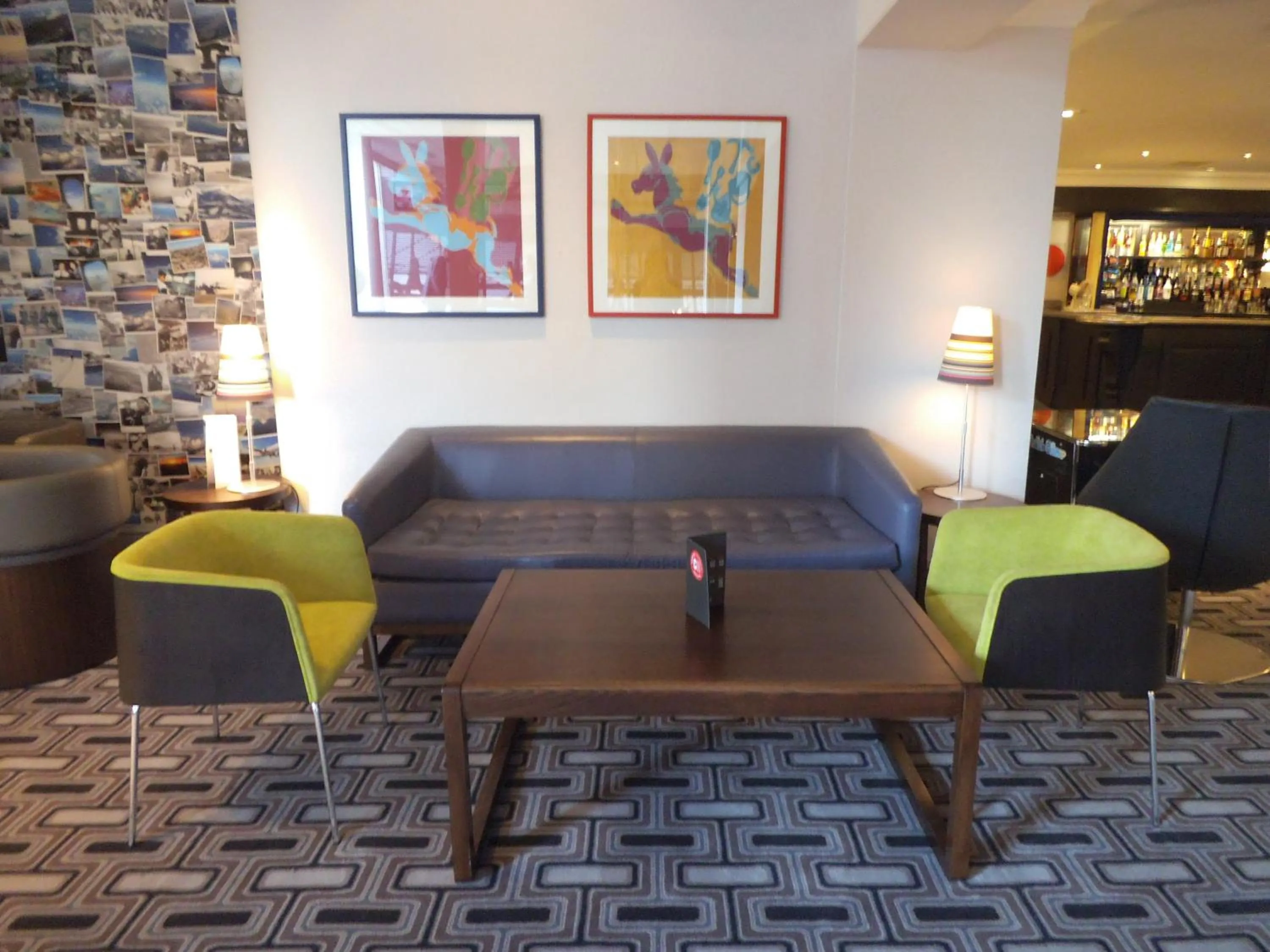 Communal lounge/ TV room in Airport Inn Gatwick