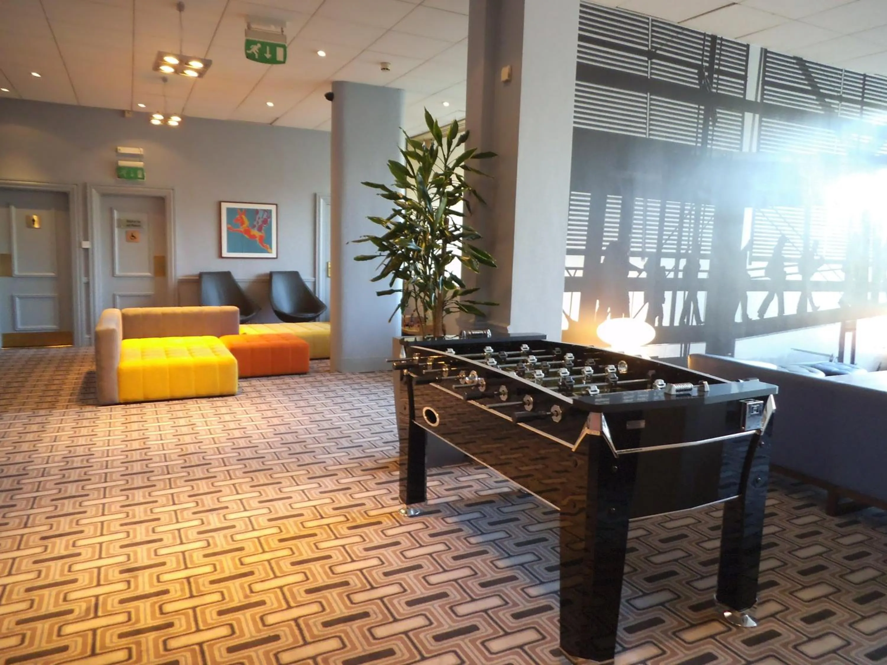Communal lounge/ TV room in Airport Inn Gatwick