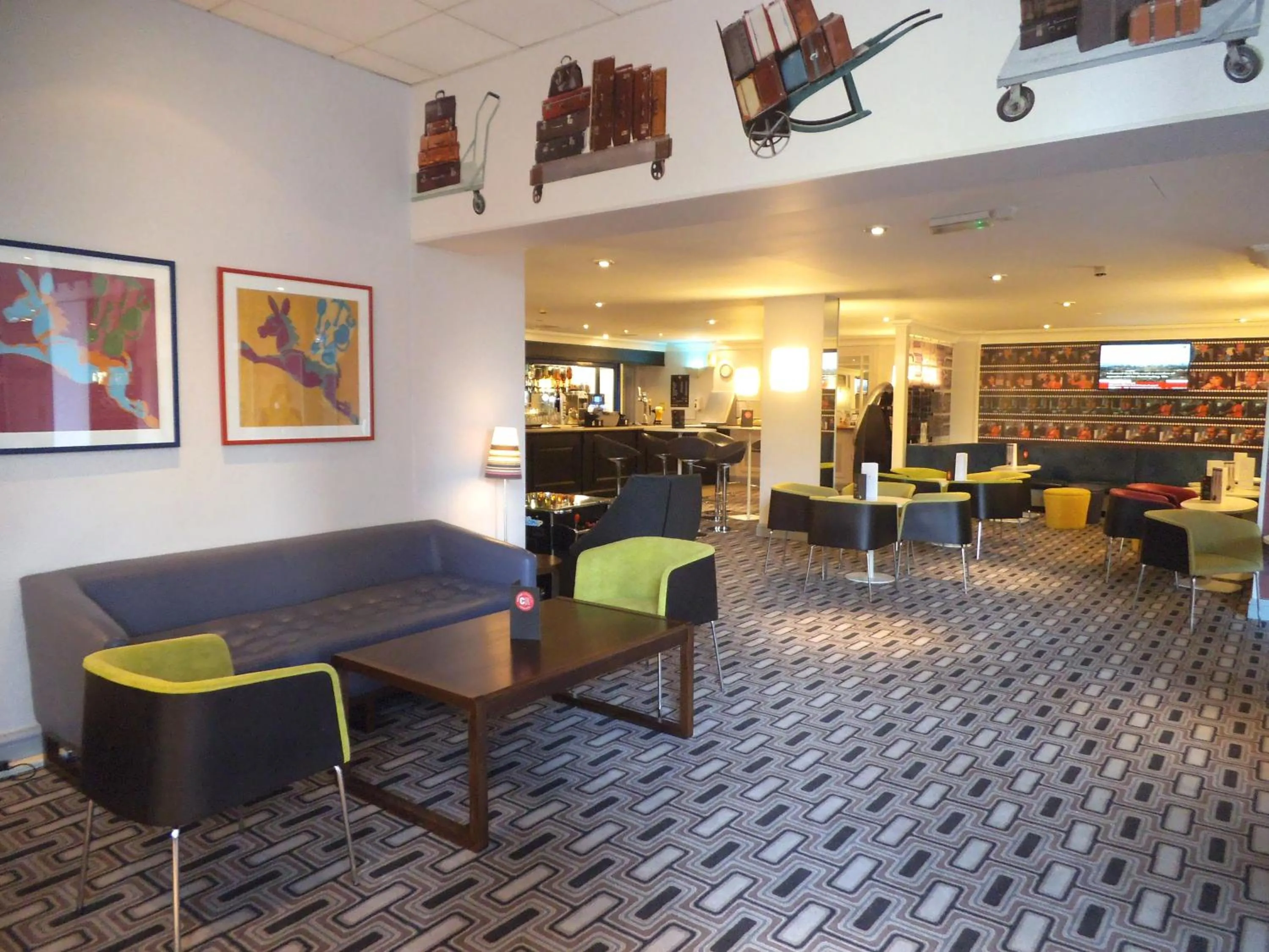 Lounge or bar in Airport Inn Gatwick