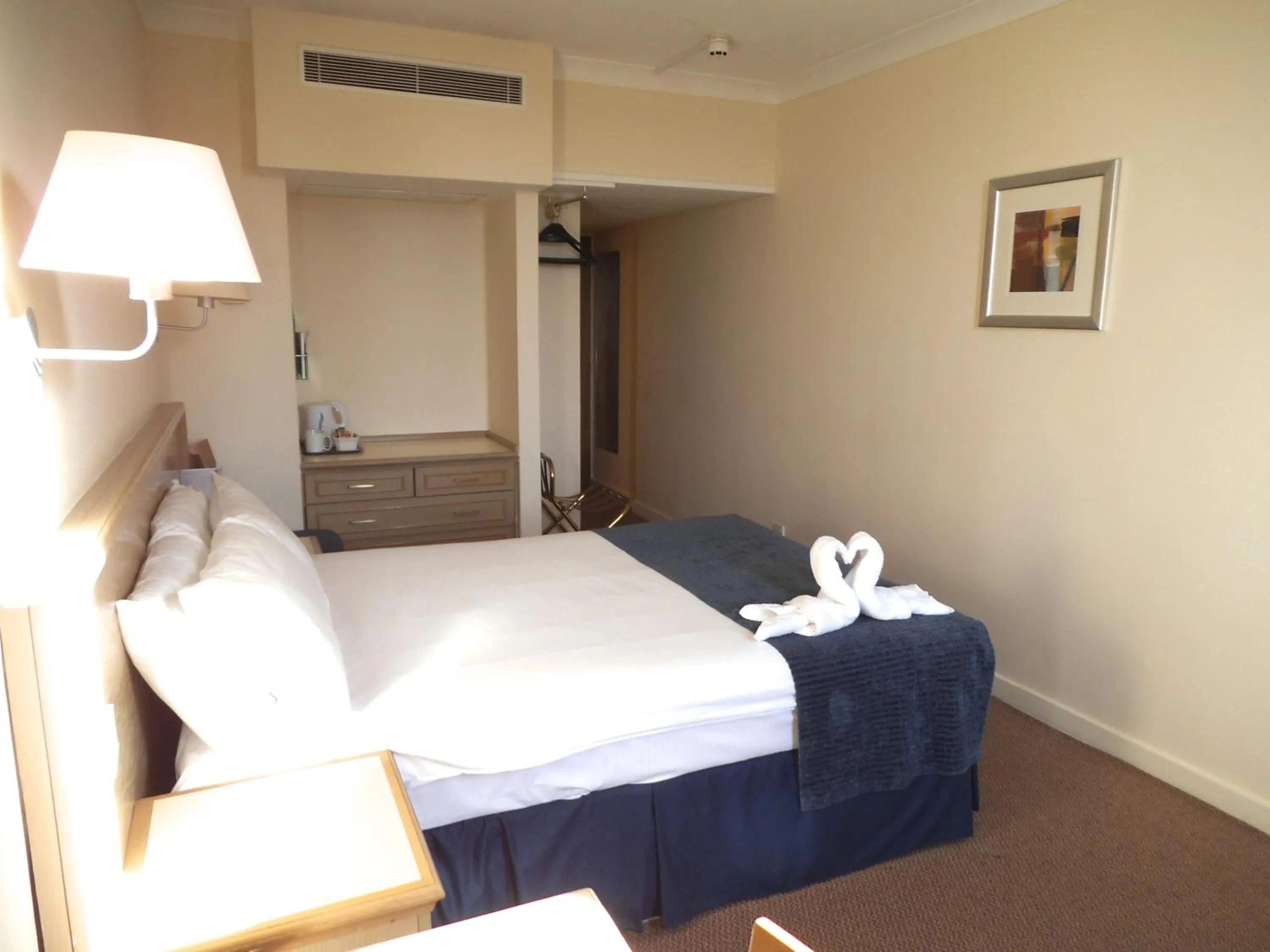 Bed in Airport Inn Gatwick