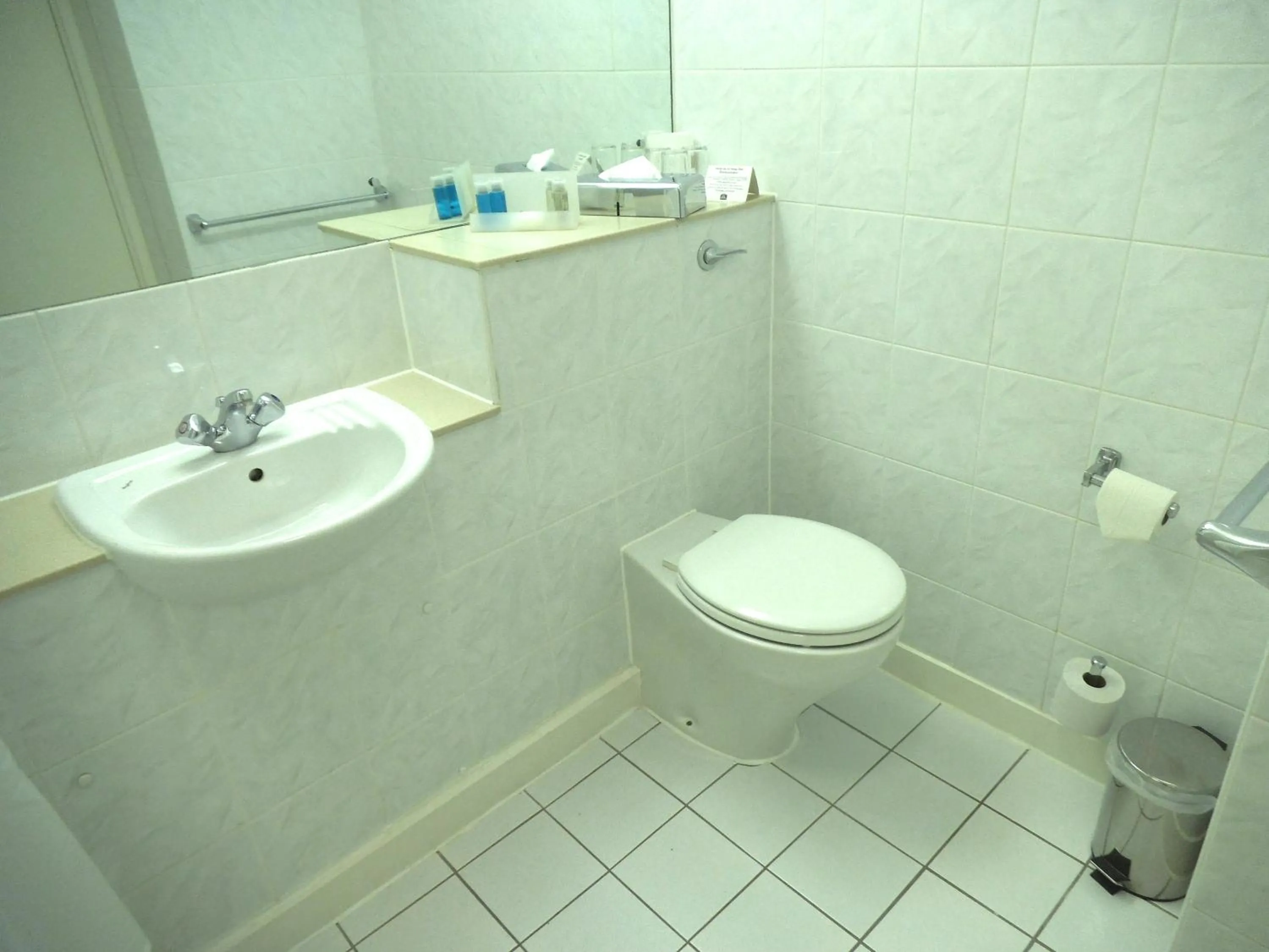 Bathroom in Airport Inn Gatwick