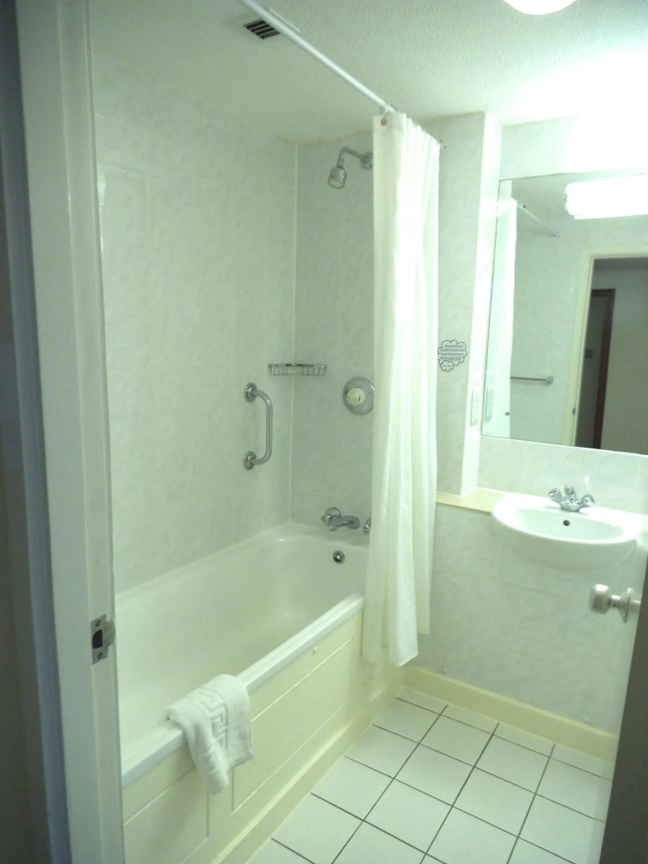 Bathroom in Airport Inn Gatwick