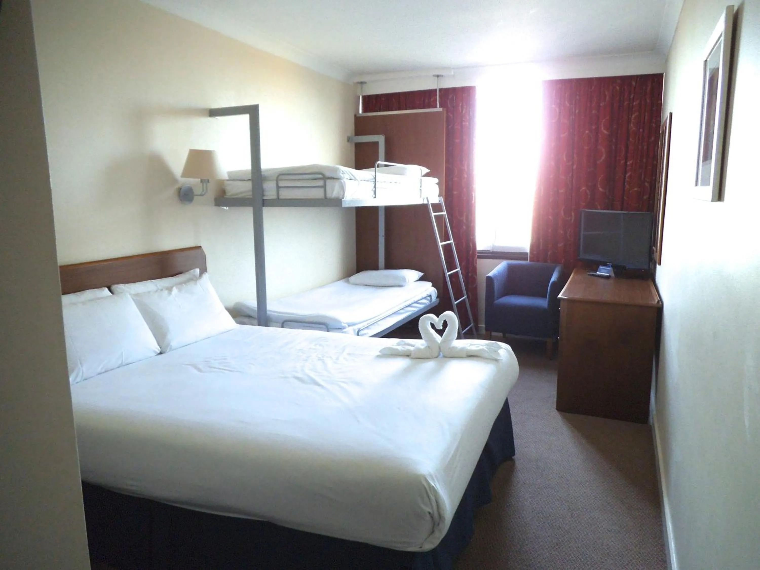 Photo of the whole room in Airport Inn Gatwick