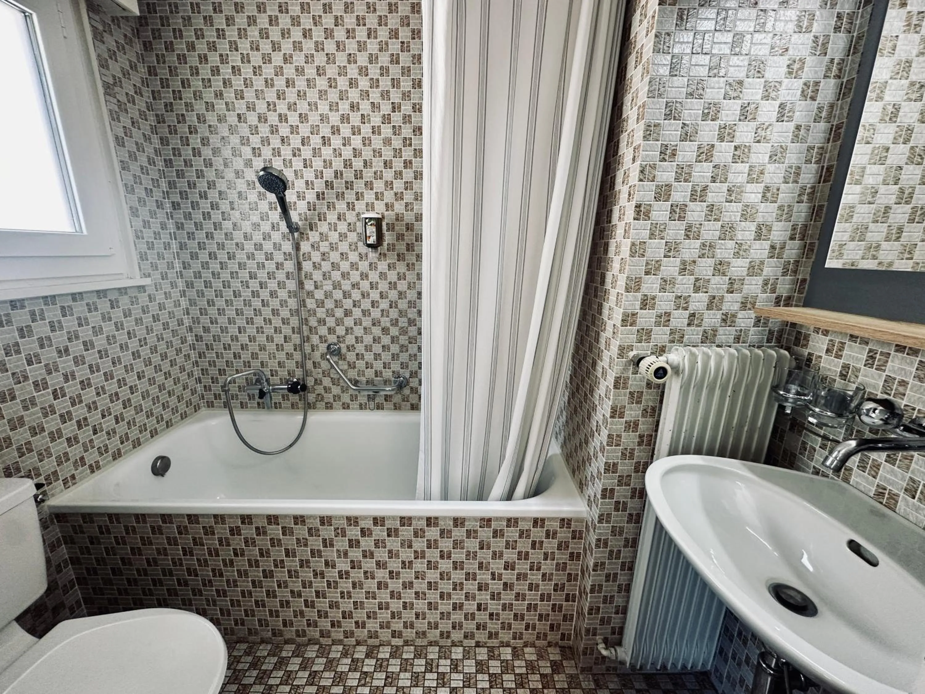 Shower in Hotel Rebstock Meiringen