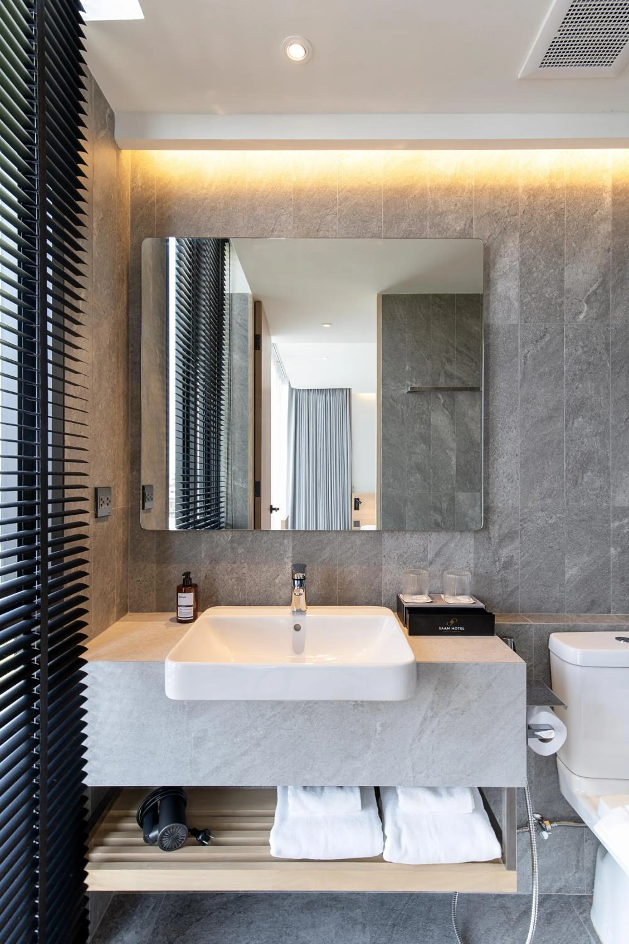 Toilet in Saan Hotel Sathorn