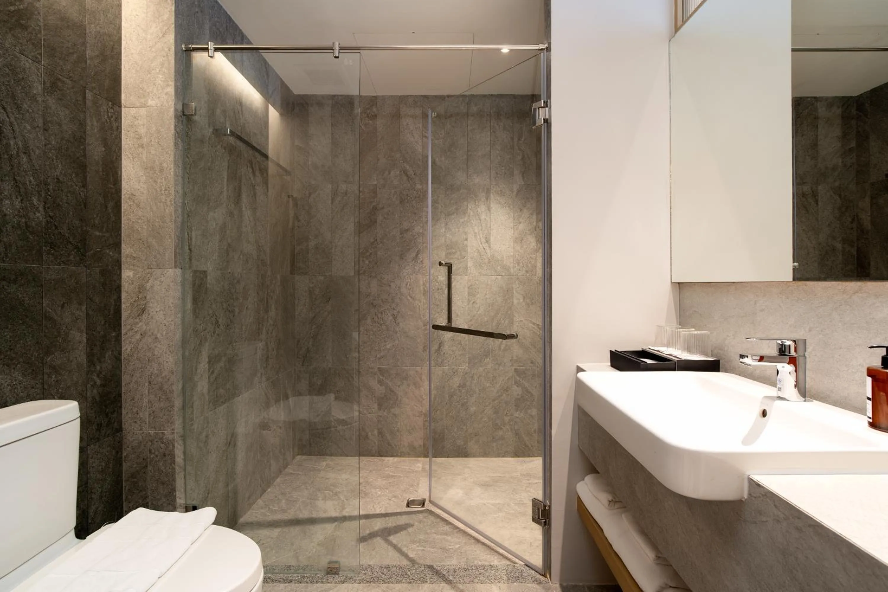 Toilet in Saan Hotel Sathorn