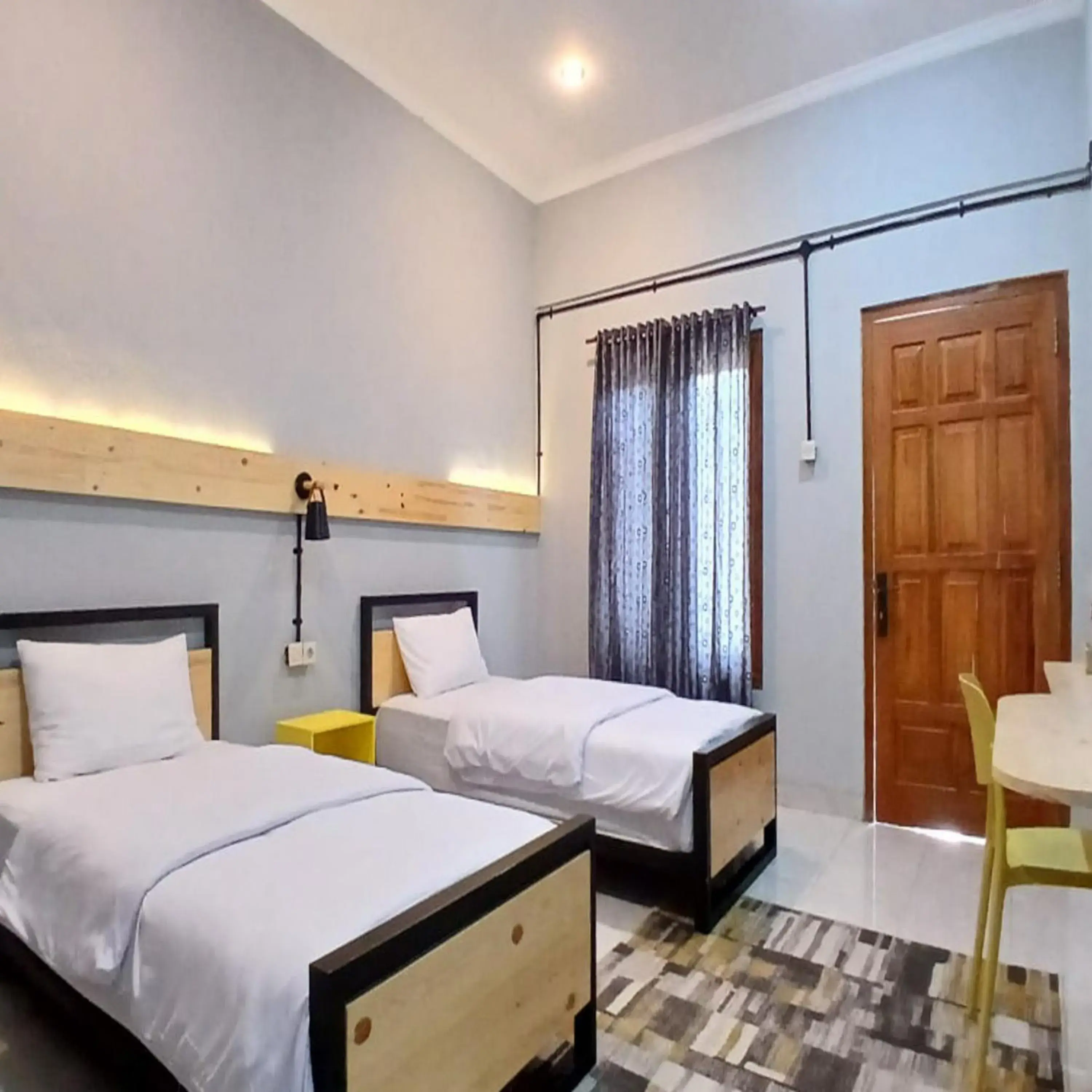 Deluxe Twin Room in Kenewae Living Near Alun-alun Wonosari Mitra RedDoorz Deluxe Twin Room in Kenewae Living Near Alun-alun Wonosari Mitra RedDoorz