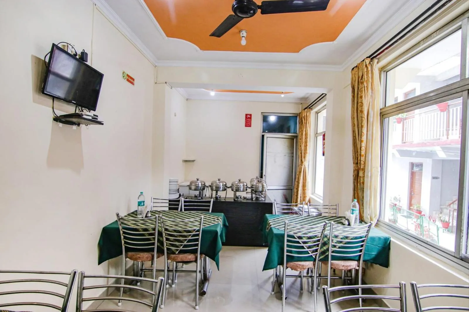 Restaurant/places to eat in Hotel Anuj Regency