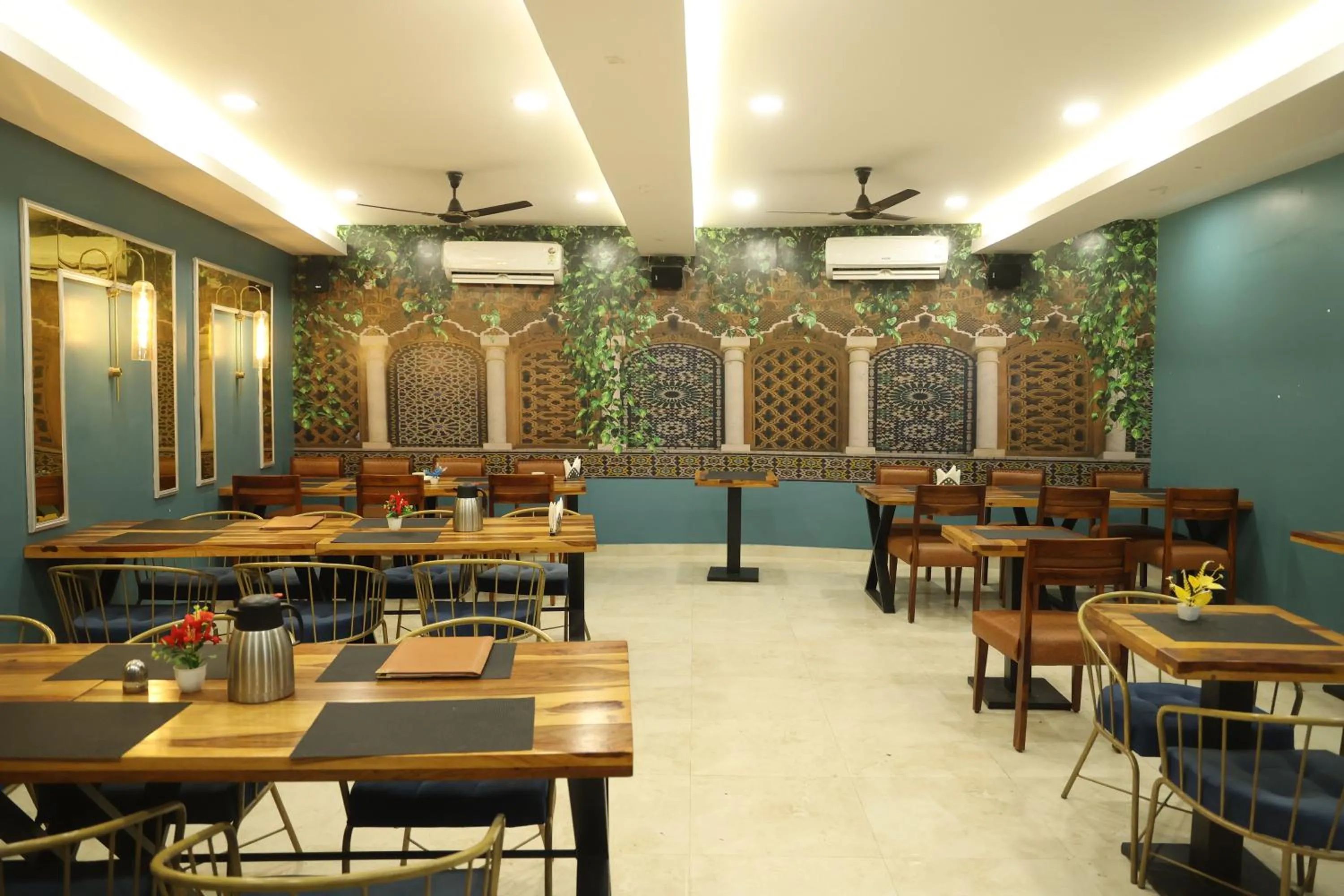 Restaurant/places to eat in Shiv Hari heritage