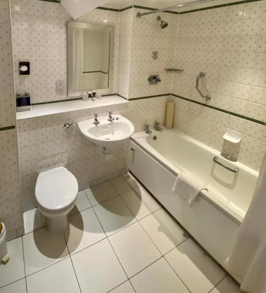 Bathroom in Mercure Banbury Whately Hall Hotel