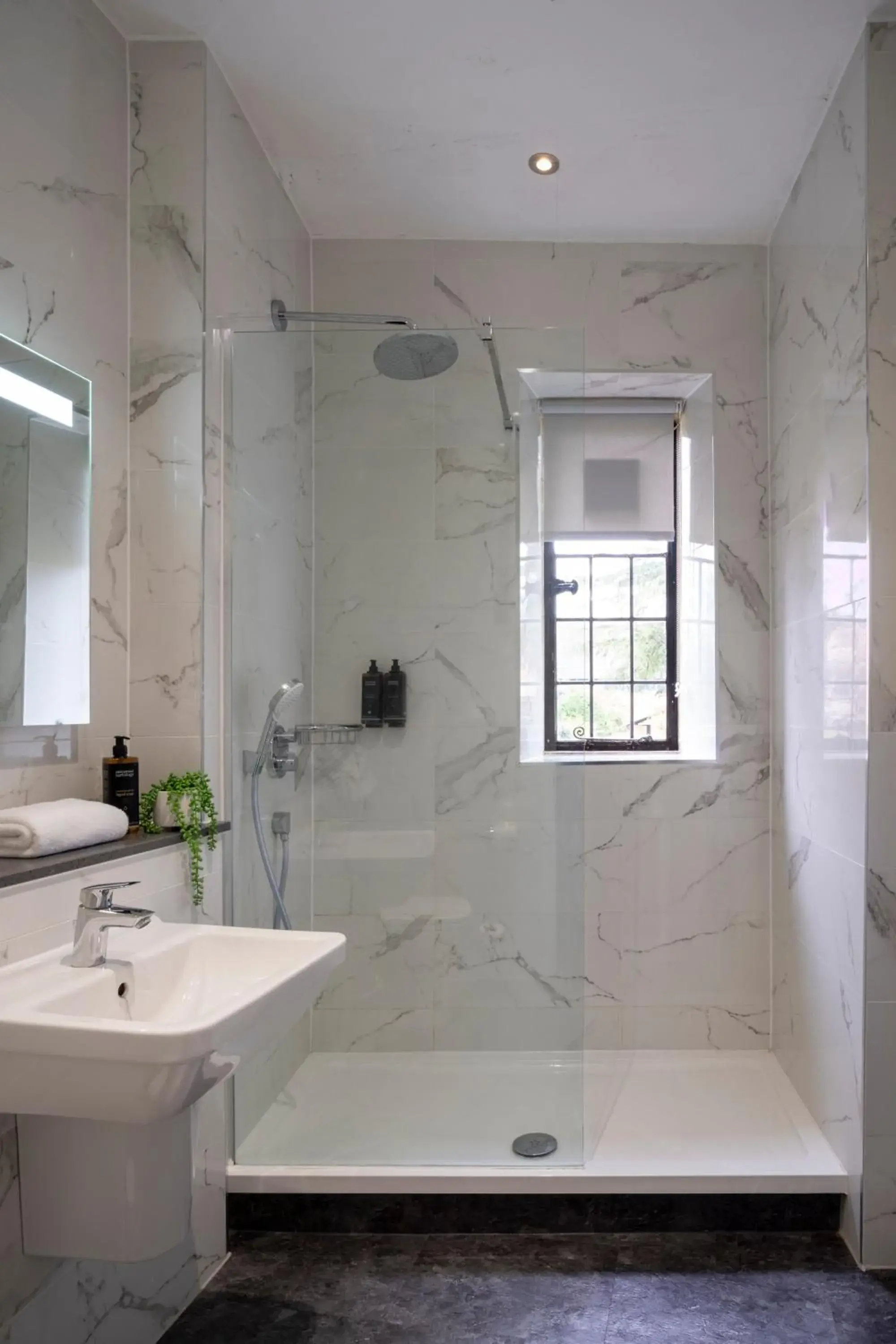 Shower, Bathroom in Mercure Banbury Whately Hall Hotel