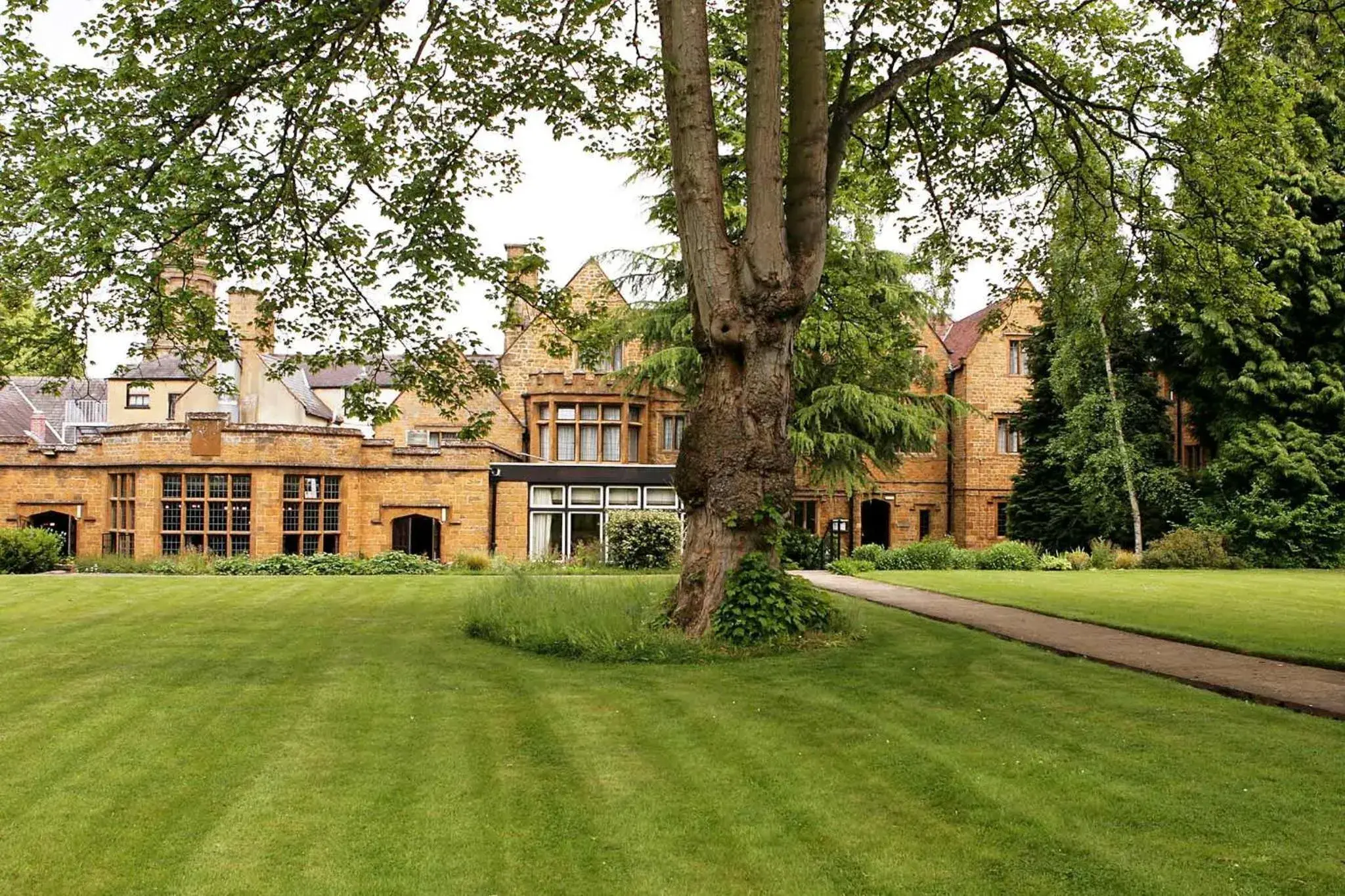 Garden, Property Building in Mercure Banbury Whately Hall Hotel