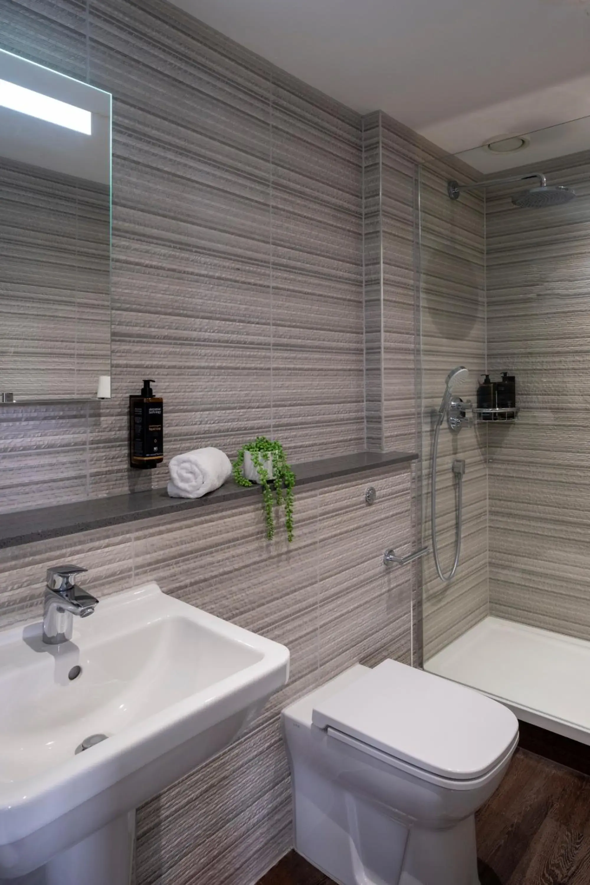 Shower, Bathroom in Mercure Banbury Whately Hall Hotel