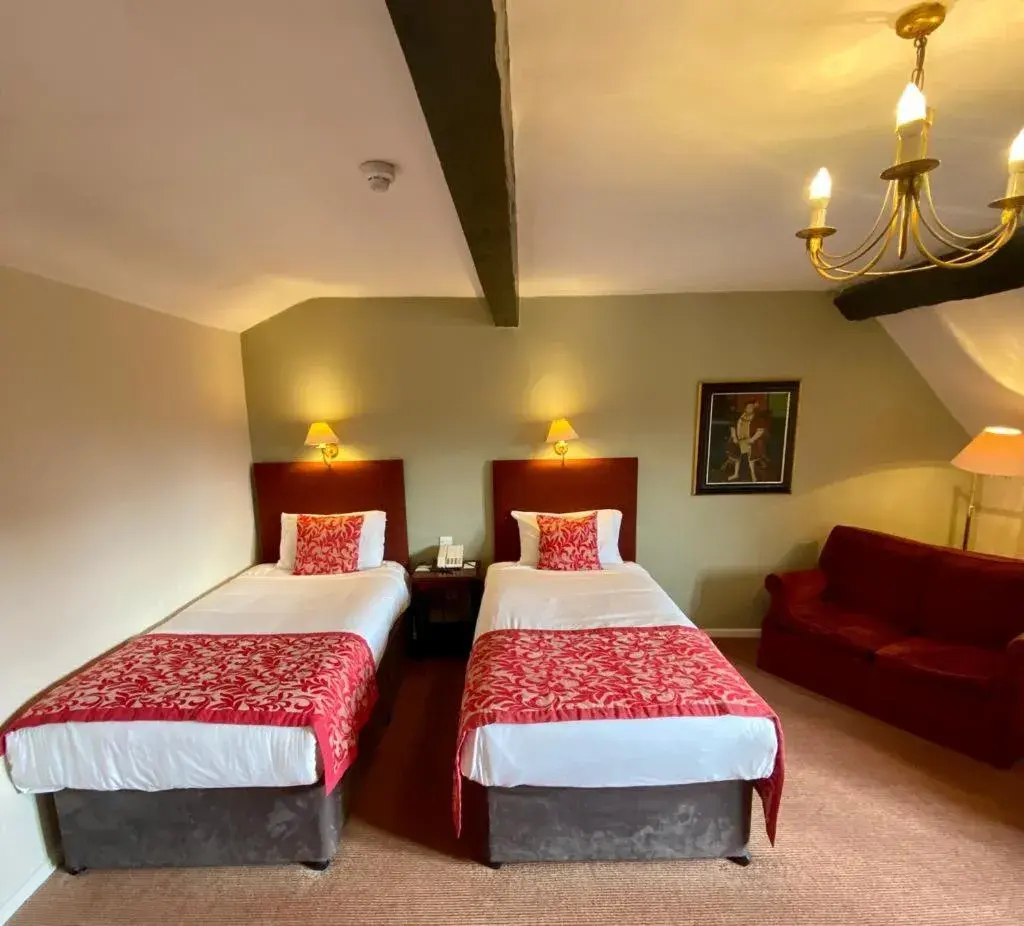 Bedroom, Bed in Mercure Banbury Whately Hall Hotel