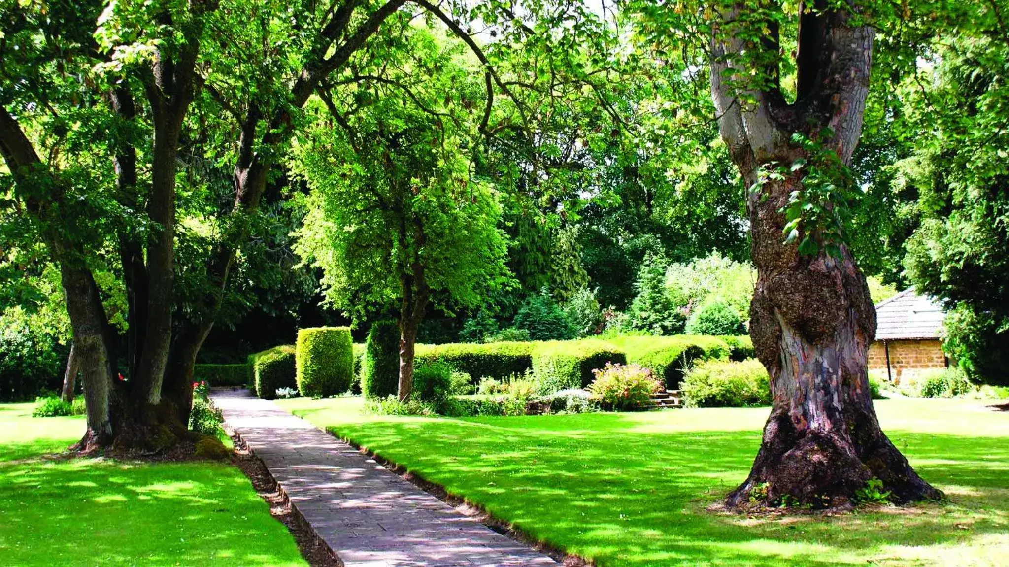 Garden in Mercure Banbury Whately Hall Hotel