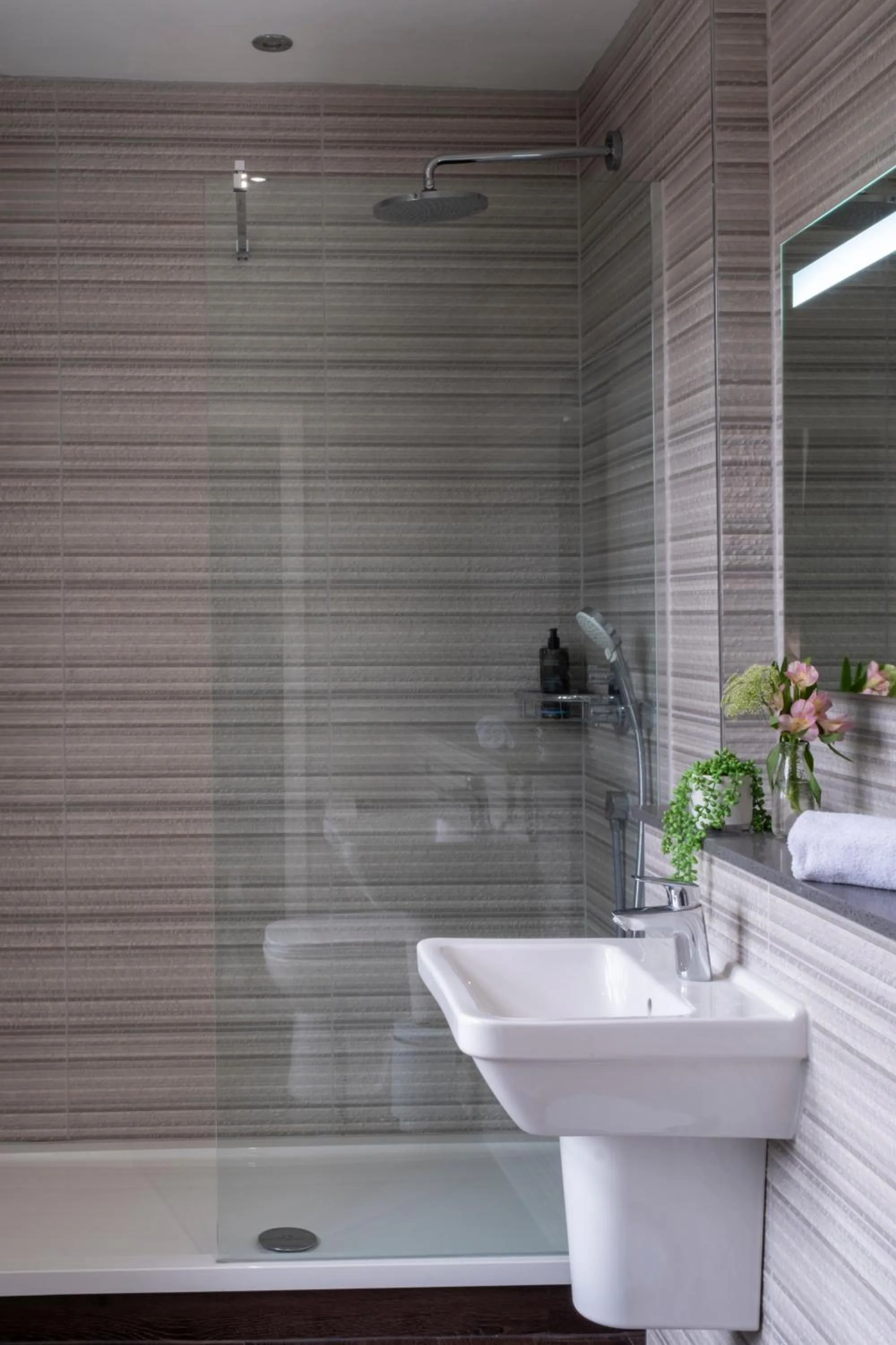 Shower in Whately Hall Hotel