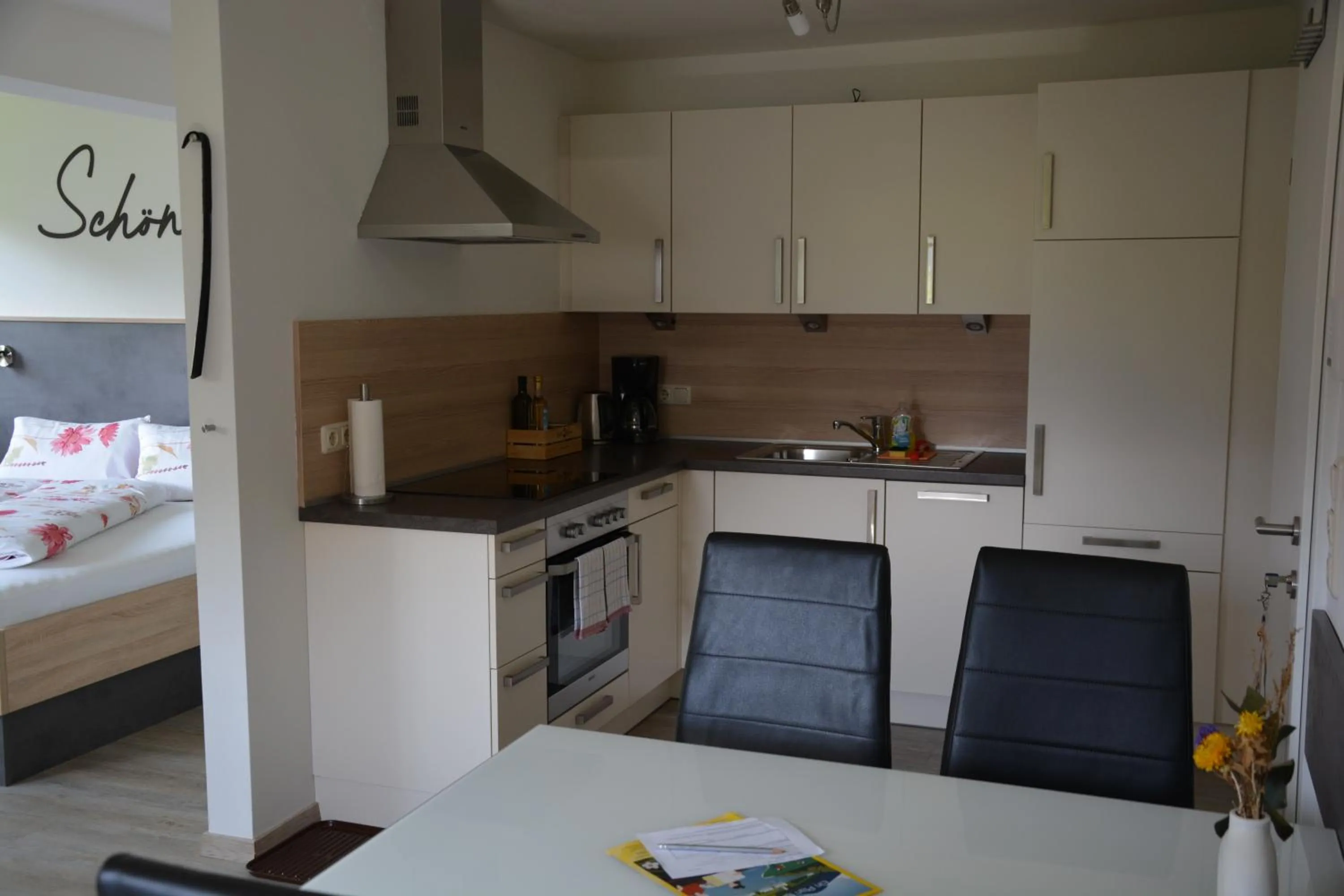 Kitchen or kitchenette, Bed in Appart Weisse Urlauben am Wolfgangsee