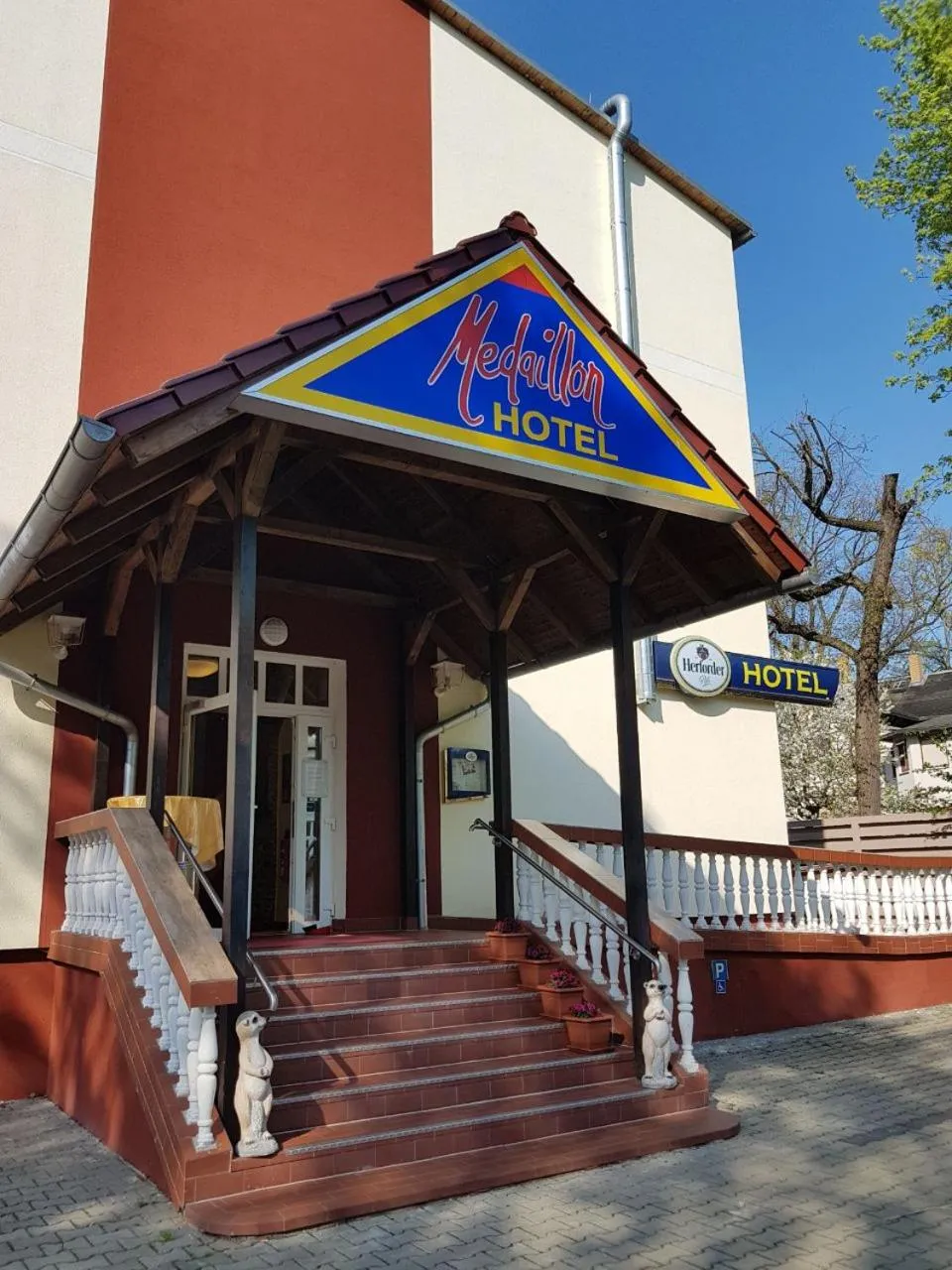 Facade/entrance in Hotel Medaillon