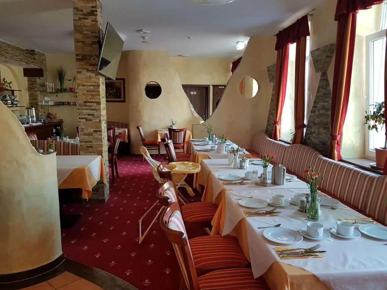 Restaurant/places to eat in Hotel Medaillon