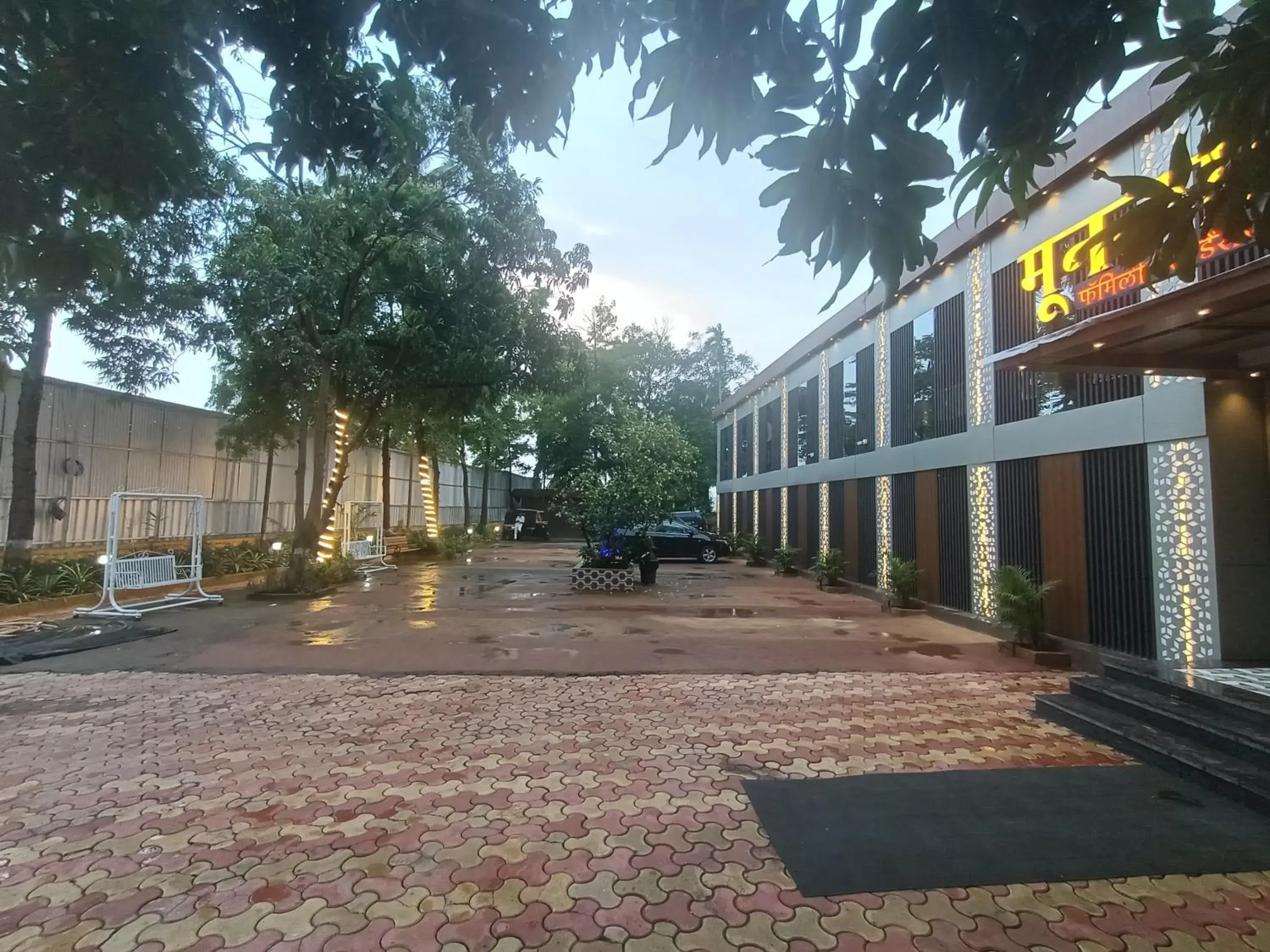 Property building in HOTEL MOON LITE RESIDENCY - Marve Road Malad West Property building in HOTEL MOON LITE RESIDENCY - Marve Road Malad West